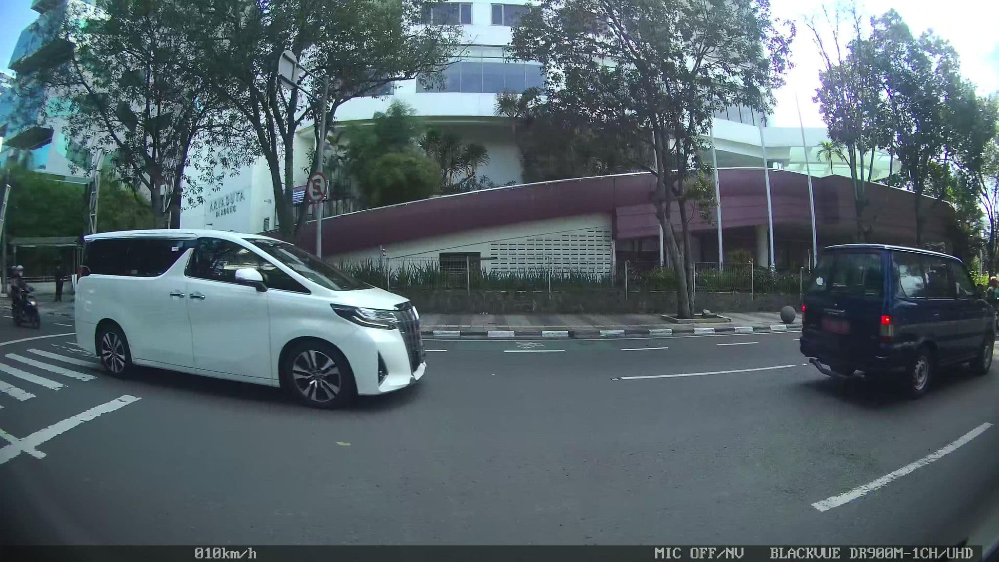 Street view near Grand Ballroom Hyatt Hotel, Bandung — © kaart_2 (CC BY-SA · Mapillary)
