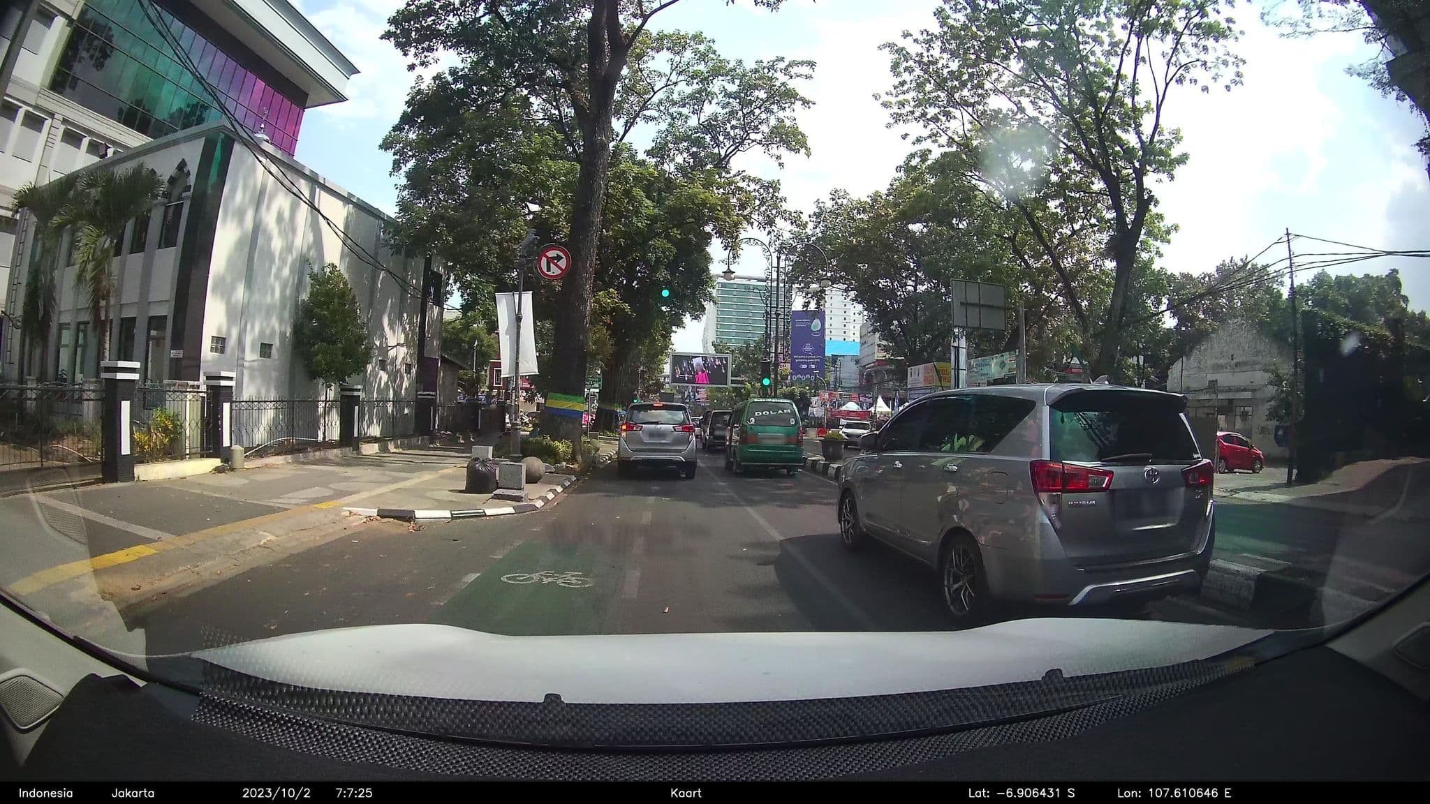 Street view near The 1O1 Bandung Dago, Bandung — © kaart5 (CC BY-SA · Mapillary)