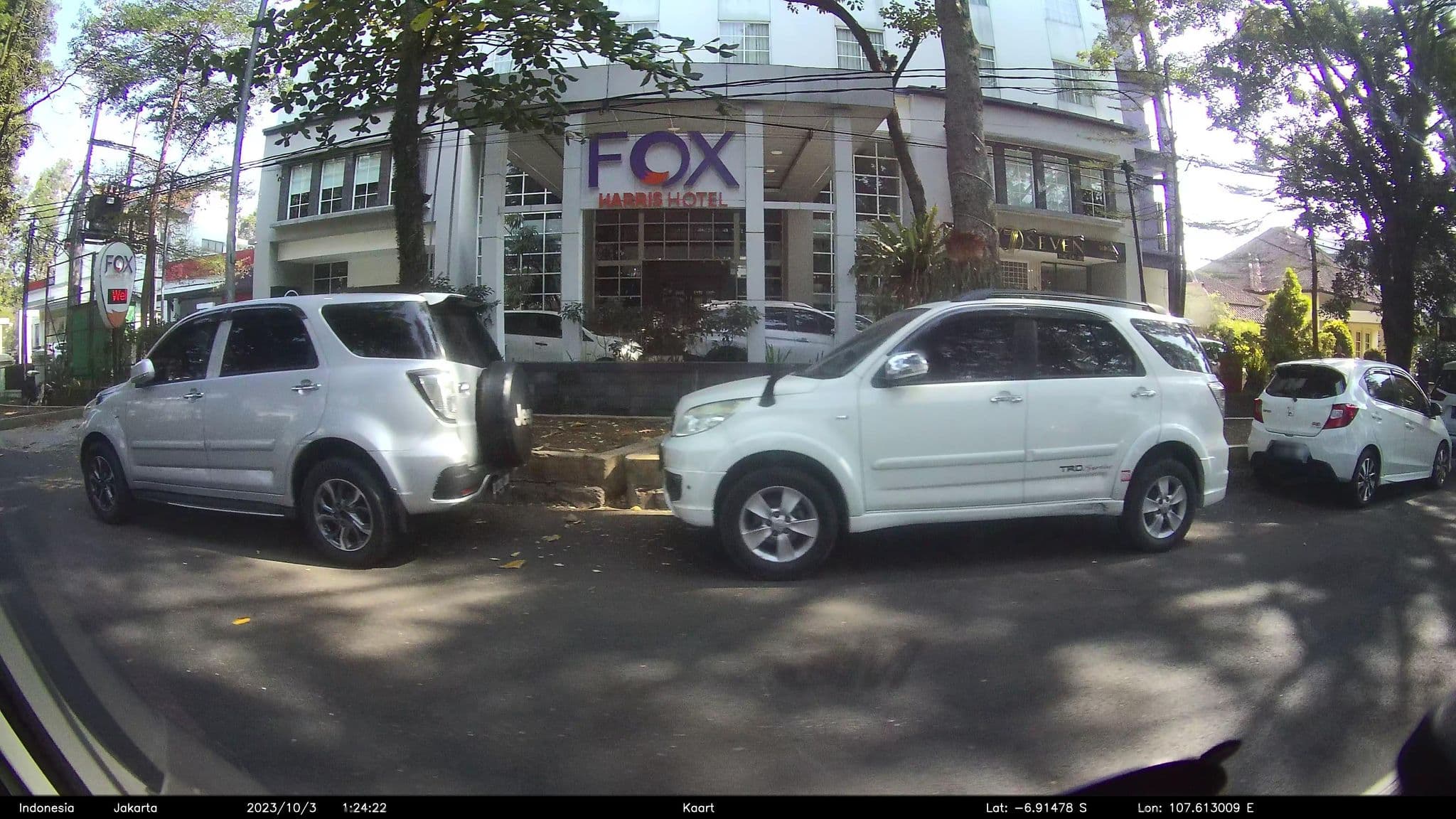 Street view near Oak Tree Premiere Hotel Bandung, Bandung — © kaart5 (CC BY-SA · Mapillary)