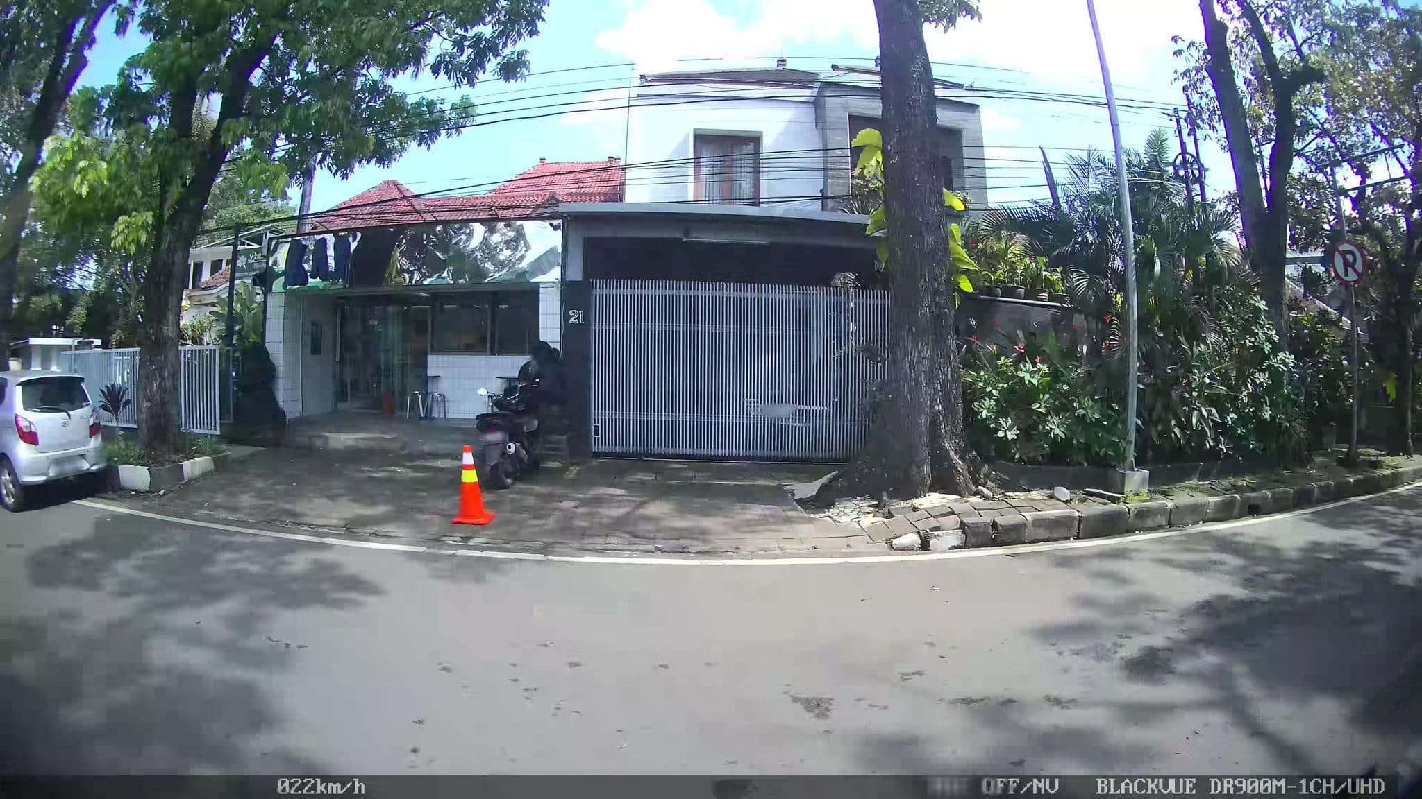 Street view near Lombok etnic hotel, Bandung — © kaart_2 (CC BY-SA · Mapillary)