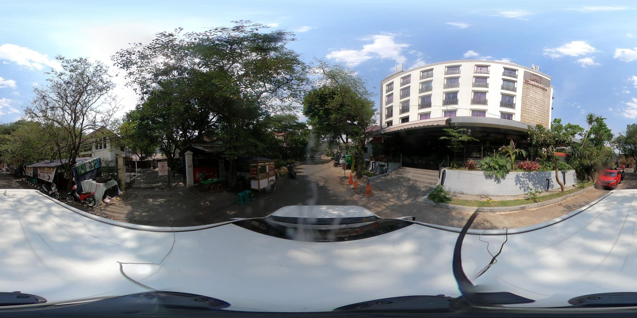 Street view near Amaroossa Hotel Bandung Indonesia, Bandung — © kaart5 (CC BY-SA · Mapillary)