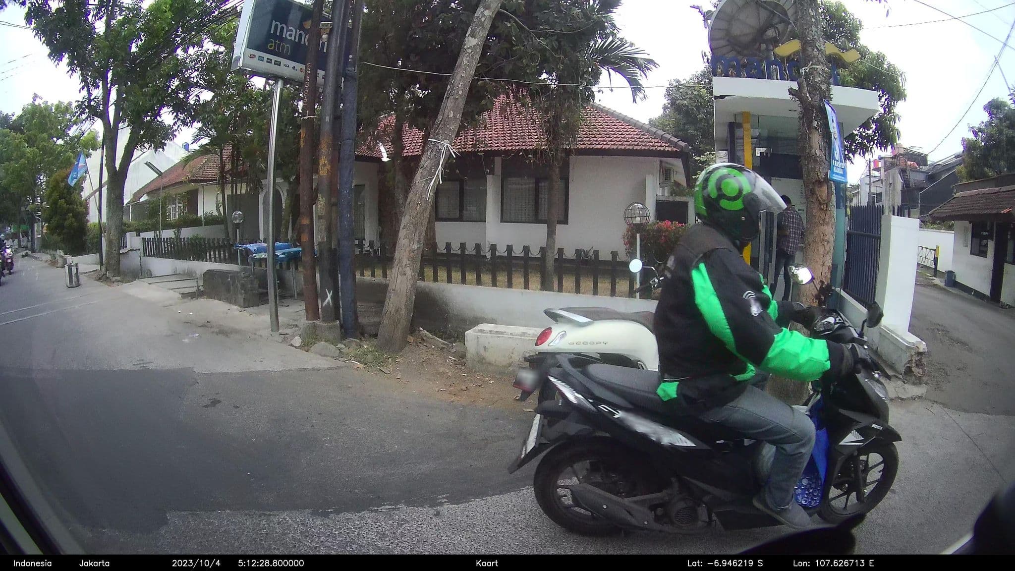 Street view near Ghotic hotel, Bandung — © kaart_2 (CC BY-SA · Mapillary)