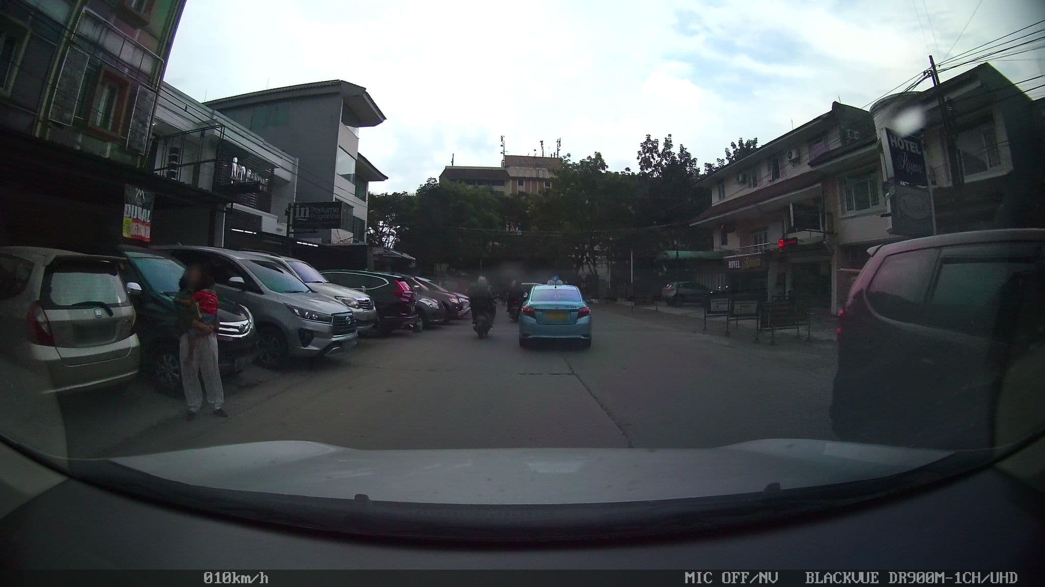 Street view near Hotel Anggrek (Riau Junction), Bandung — © kaart_2 (CC BY-SA · Mapillary)