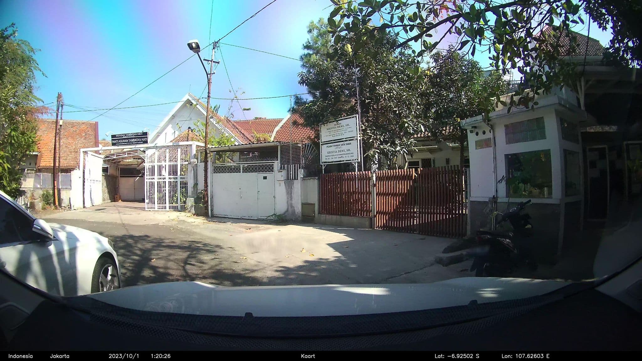 Street view near La Nostalgie boutique guest house, Bandung — © kaart5 (CC BY-SA · Mapillary)