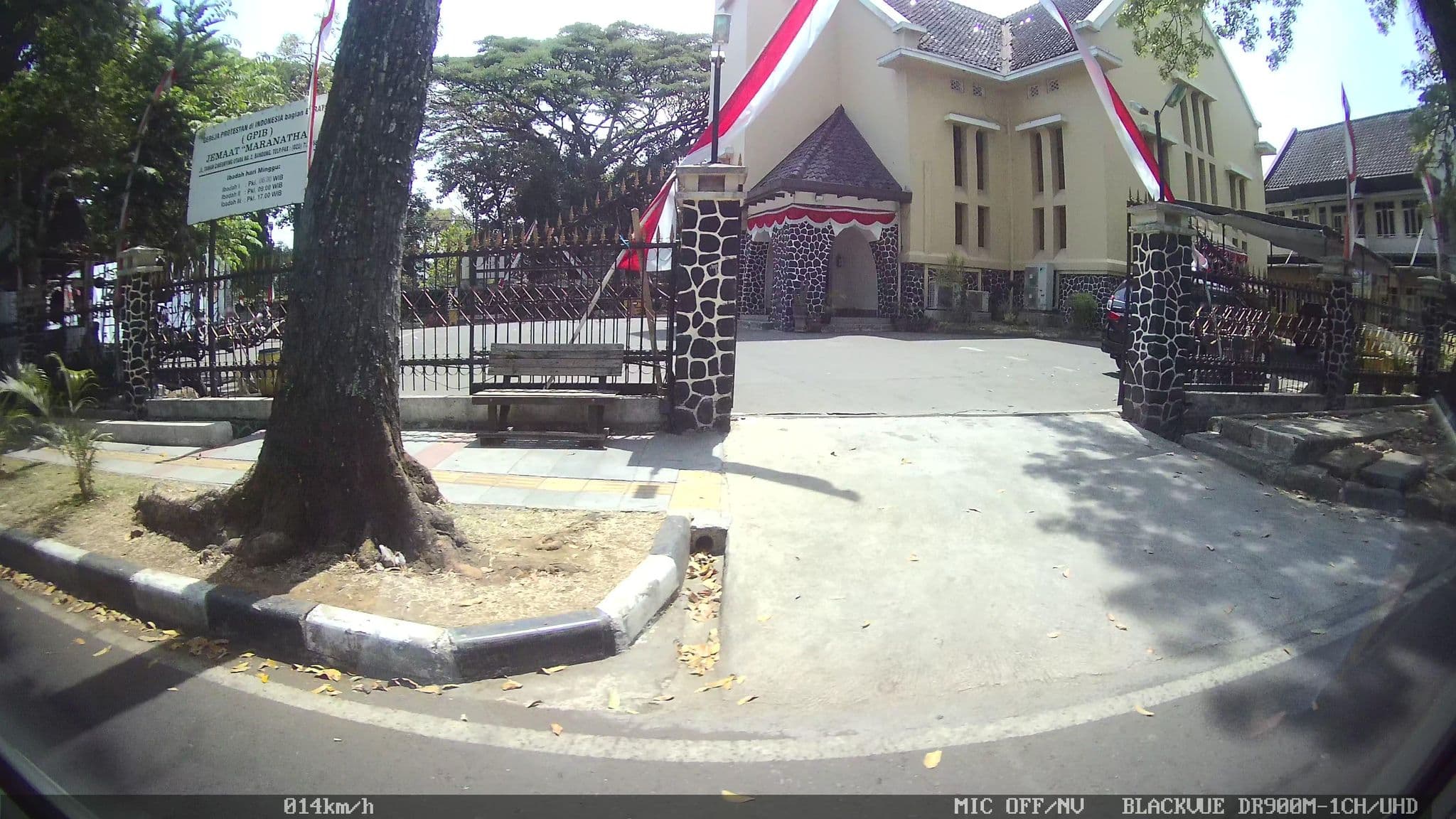 Street view near Hotel Mertua Indah, Bandung — © kaart_4 (CC BY-SA · Mapillary)
