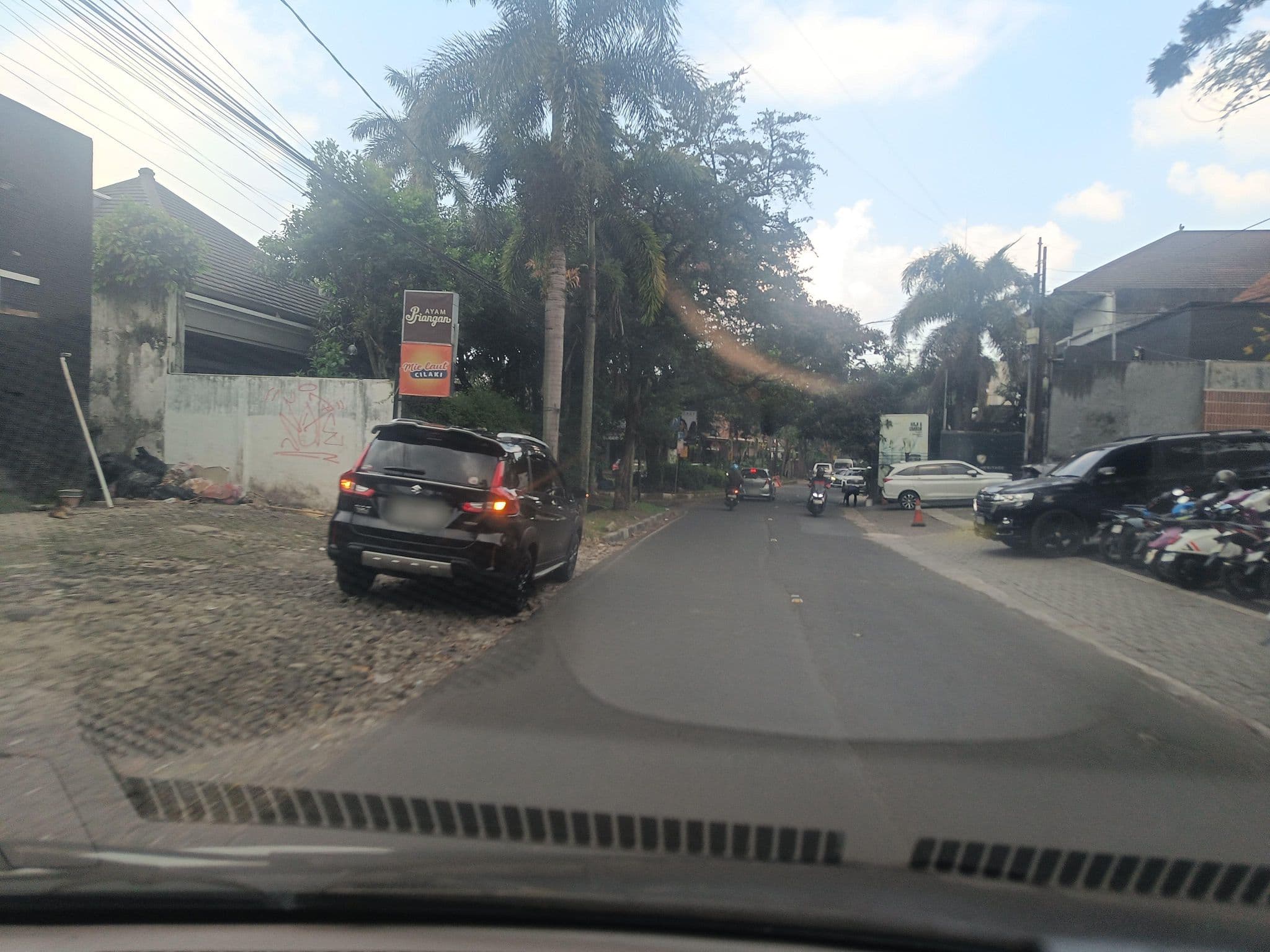 Street view near Ariandi Residence, Bandung — © hen0ch (CC BY-SA · Mapillary)