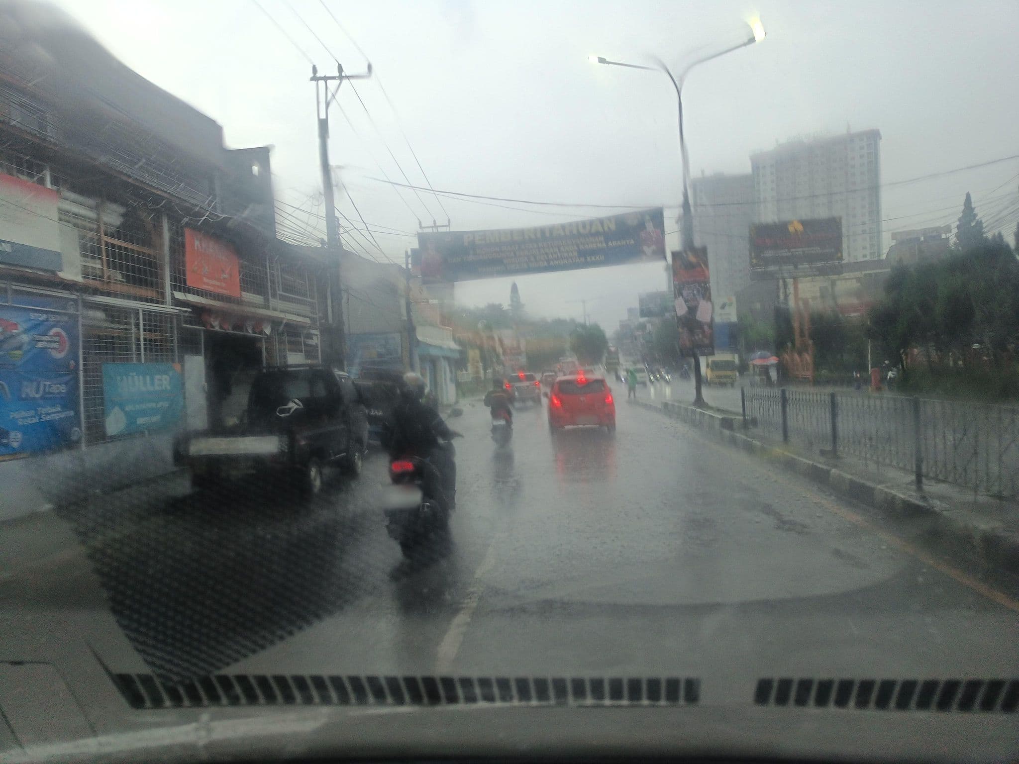 Street view near Madison Hotel, Cileunyi — © hen0ch (CC BY-SA · Mapillary)