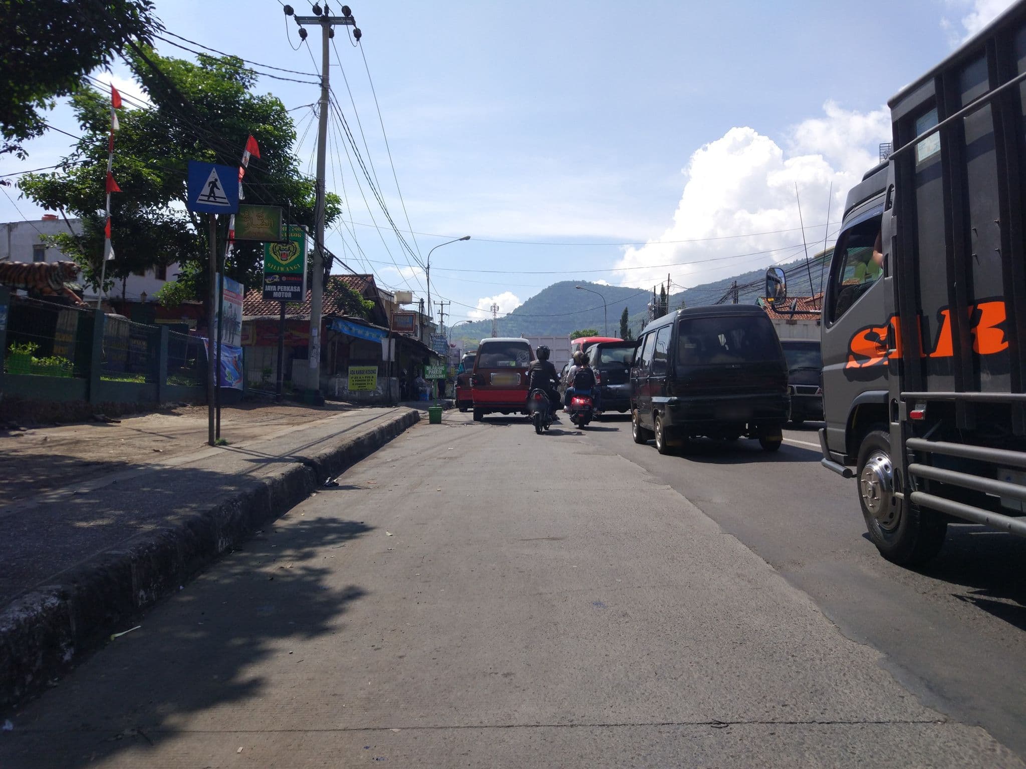 Street view near Hotel Trio,TOT Perencanaan Anggarn Rsponsif Gender,Bdg 12 s.d 14 Juni 2012, Cileunyi — © dirgam (CC BY-SA · Mapillary)