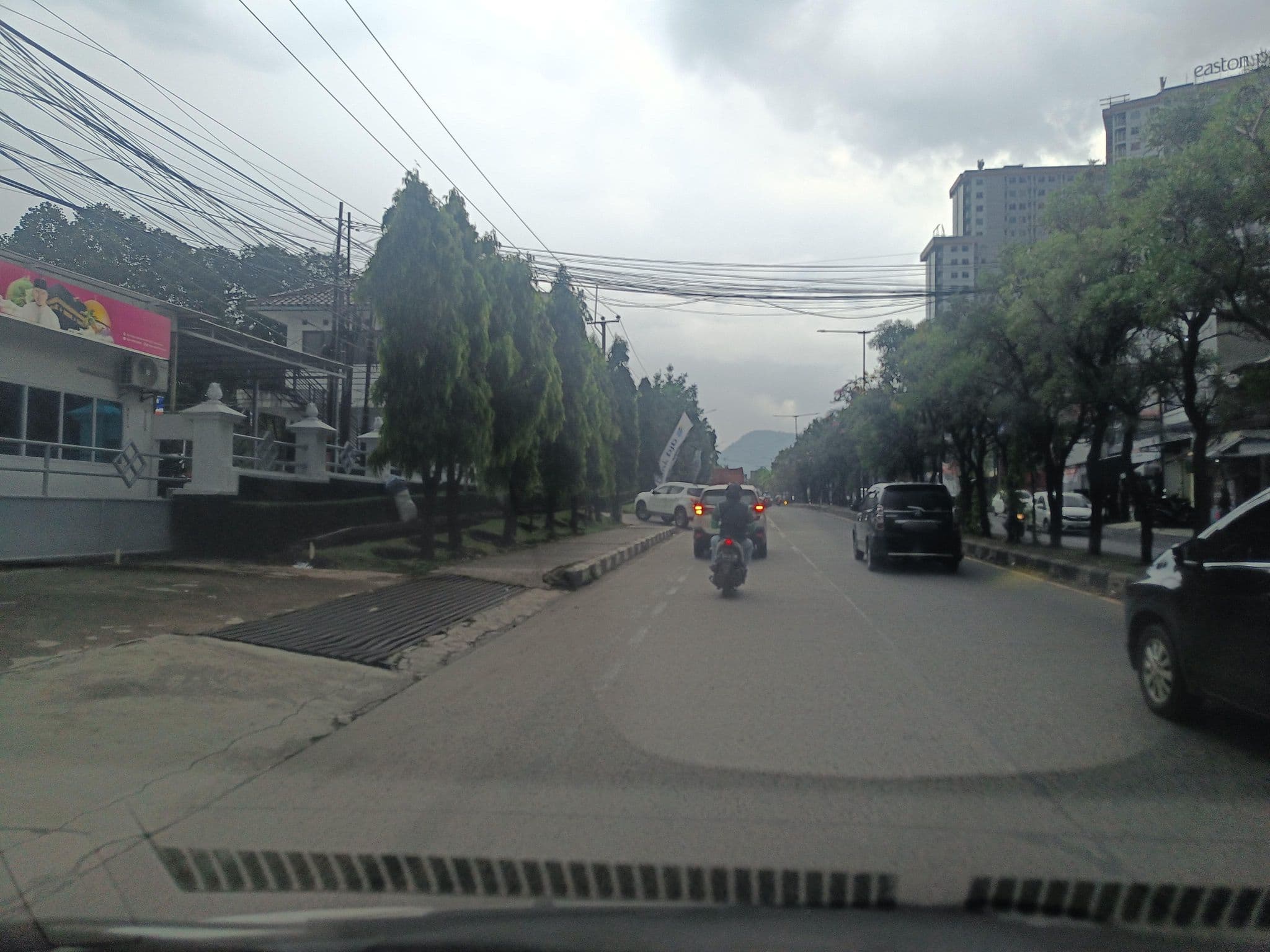 Street view near La Fasa Hotel, Cileunyi — © hen0ch (CC BY-SA · Mapillary)