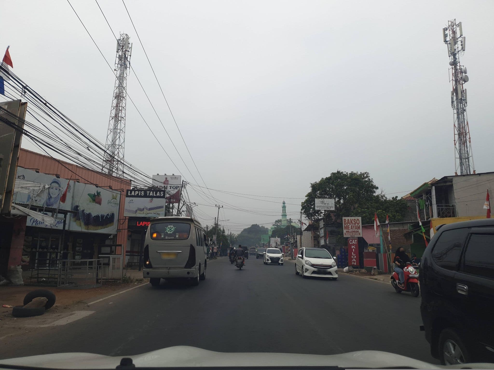 Street view near Emerald Garden International Hotel, Cileungsir — © Kaart_Local (CC BY-SA · Mapillary)