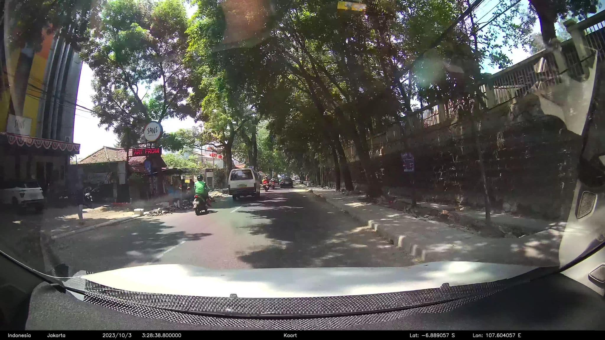 Street view near Hotel Cihampelas, Bandung — © kaart5 (CC BY-SA · Mapillary)