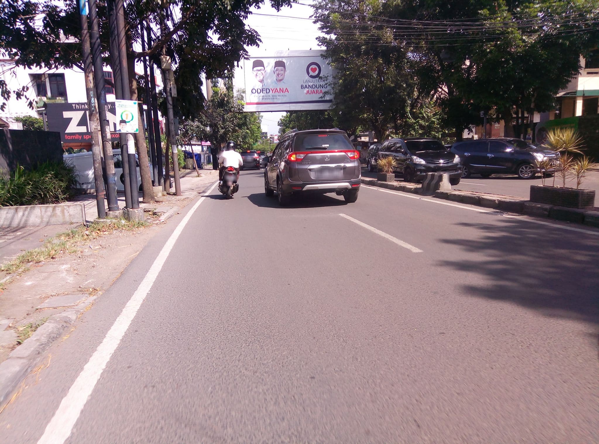 Street view near Gemilang Hotel, Bandung — © fedrian_syah (CC BY-SA · Mapillary)