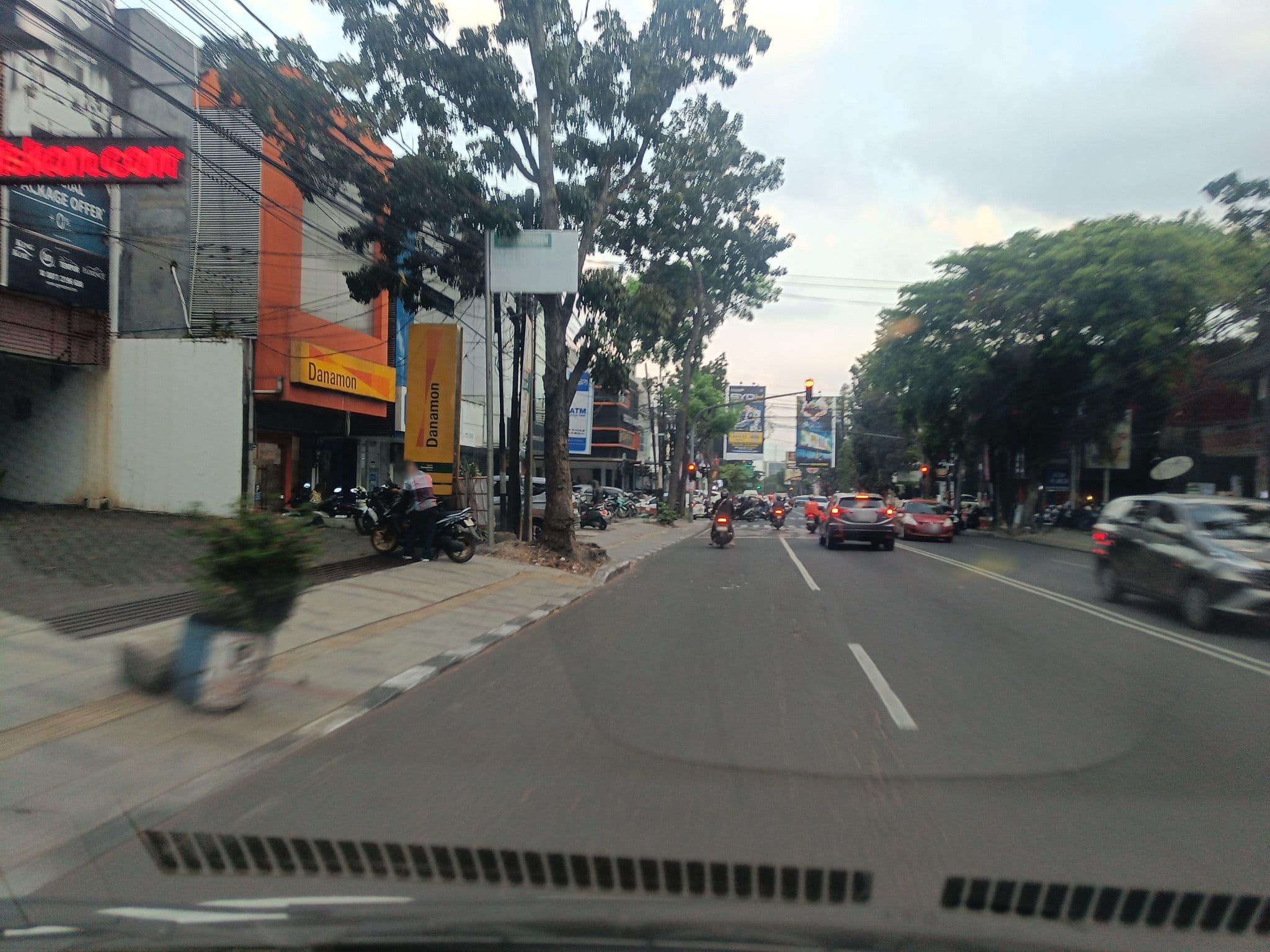 Street view near Ocean Ambience, Bandung — © hen0ch (CC BY-SA · Mapillary)