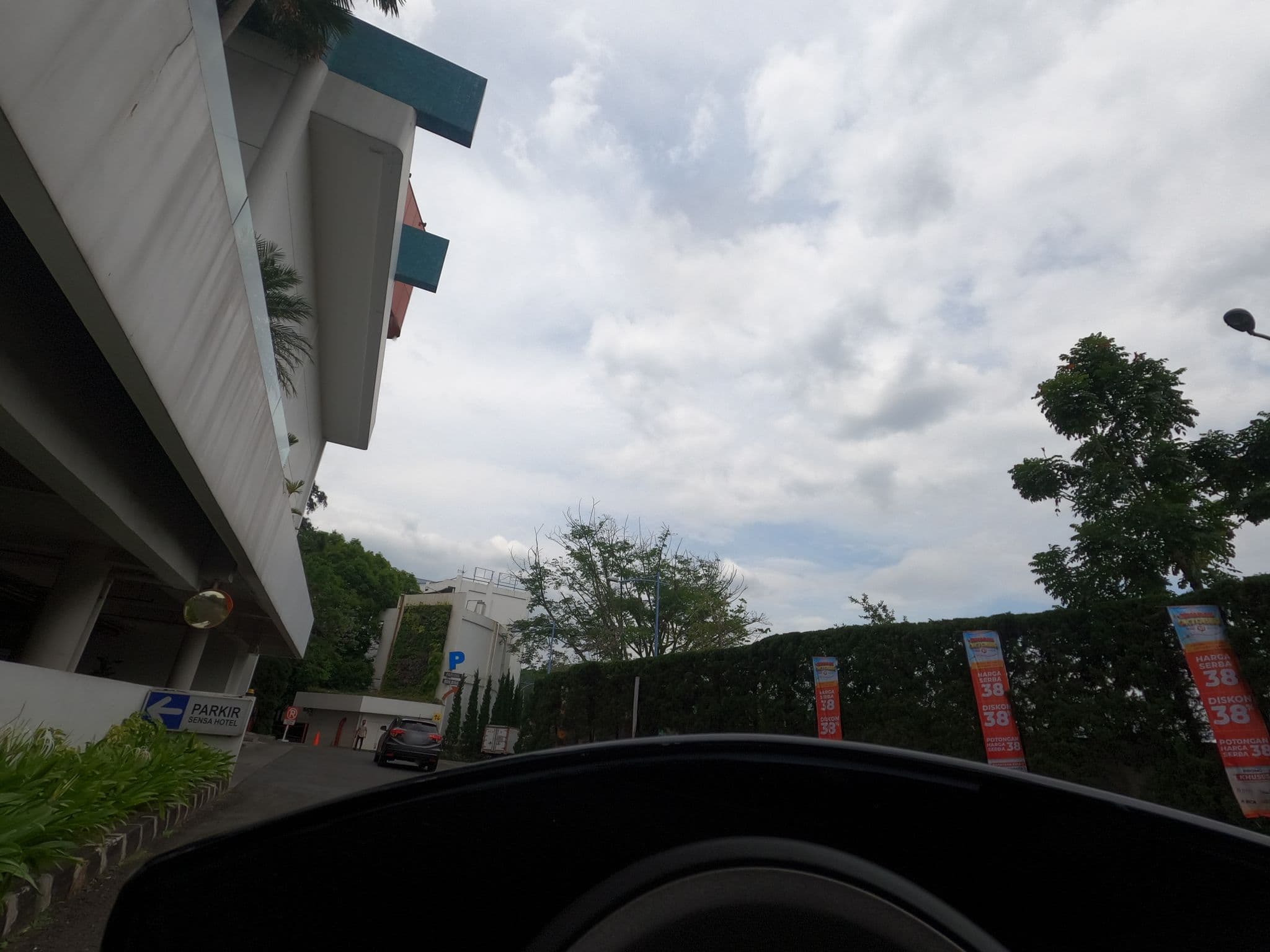 Street view near Junior Executive Suite Sensa Hotel, Bandung — © addharuery (CC BY-SA · Mapillary)