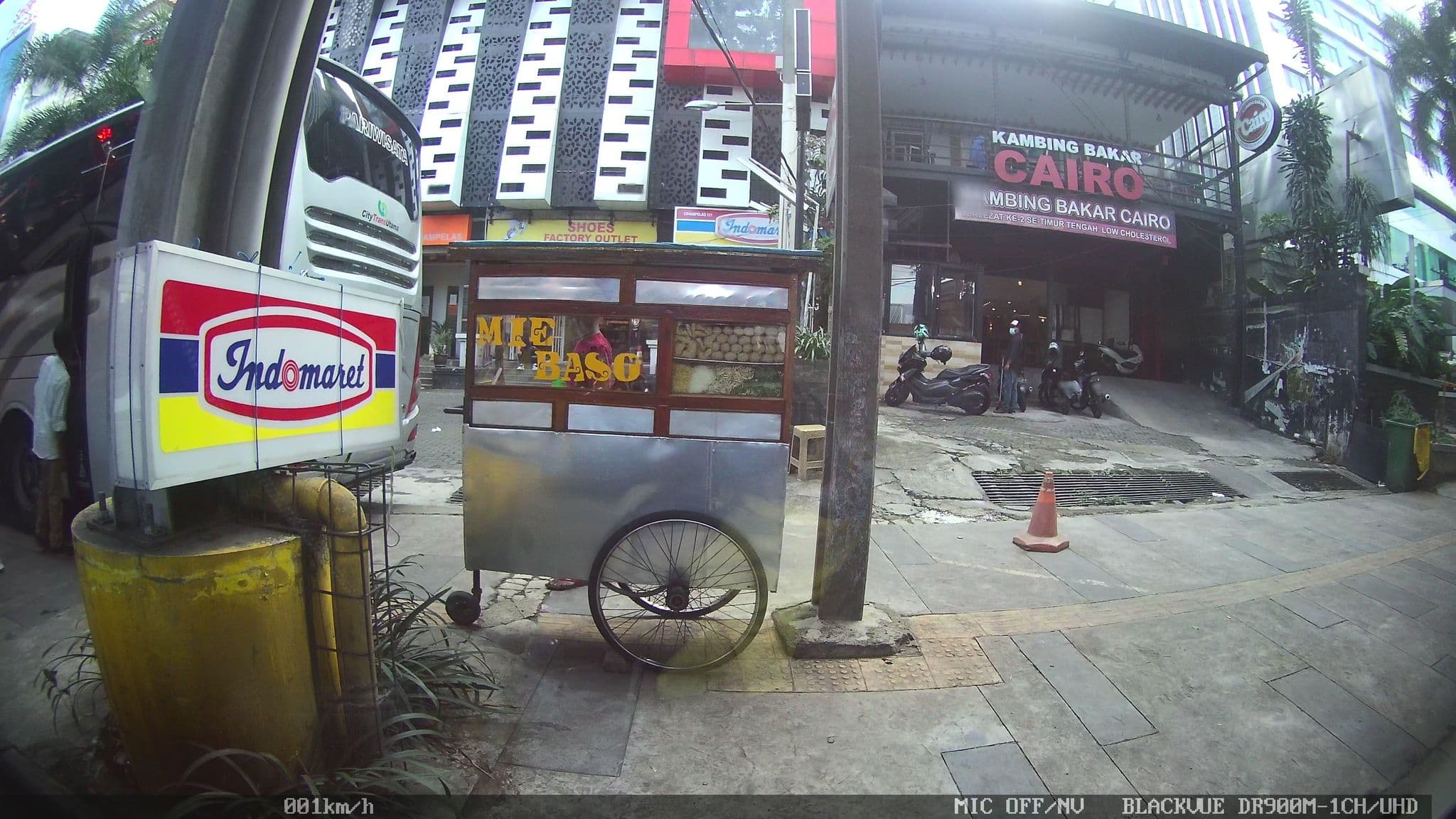 Street view near Swimming Pool - Aston Tropicana Hotel, Bandung — © kaart_2 (CC BY-SA · Mapillary)