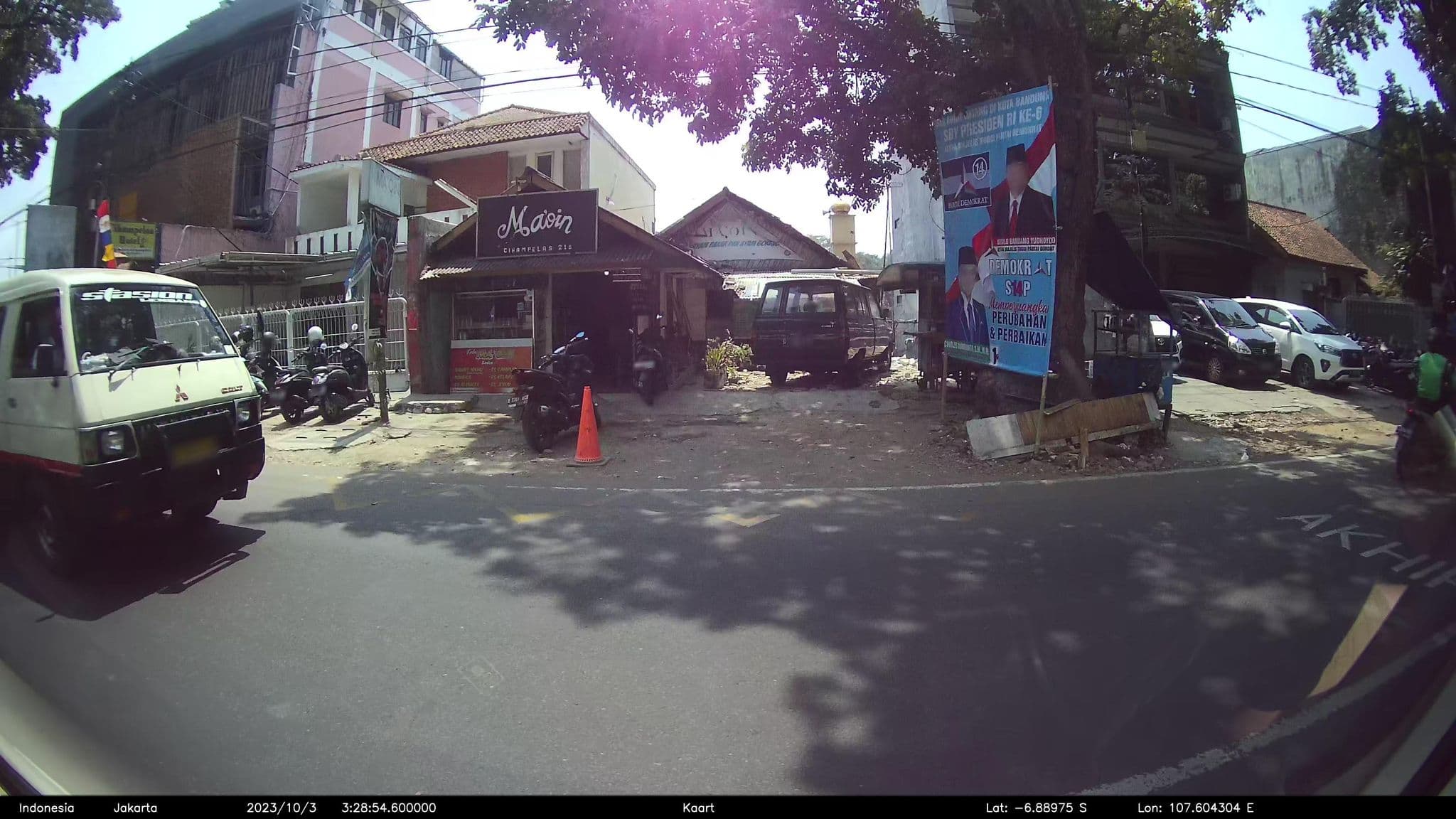 Street view near 6th Fl  Cihampelas 2 Hotel, Bandung — © kaart_1 (CC BY-SA · Mapillary)