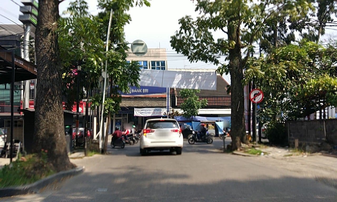 Street view near Sans Hotel Alexander Bandung, Bandung — © dirgam (CC BY-SA · Mapillary)