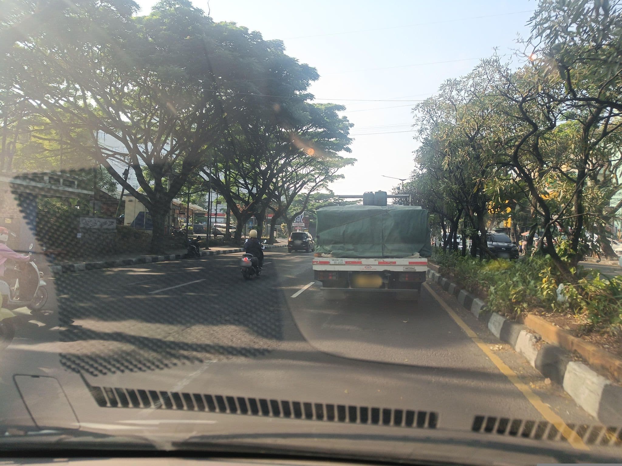 Street view near Asrama Putri Saraswati, Bandung — © hen0ch (CC BY-SA · Mapillary)