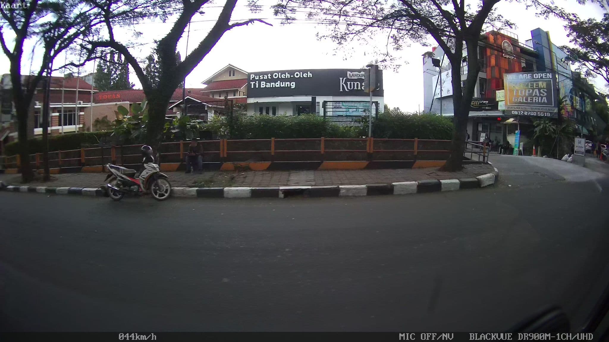 Street view near Airy Pasteur Djundjunan 153 Bandung, Bandung — © kaart_2 (CC BY-SA · Mapillary)