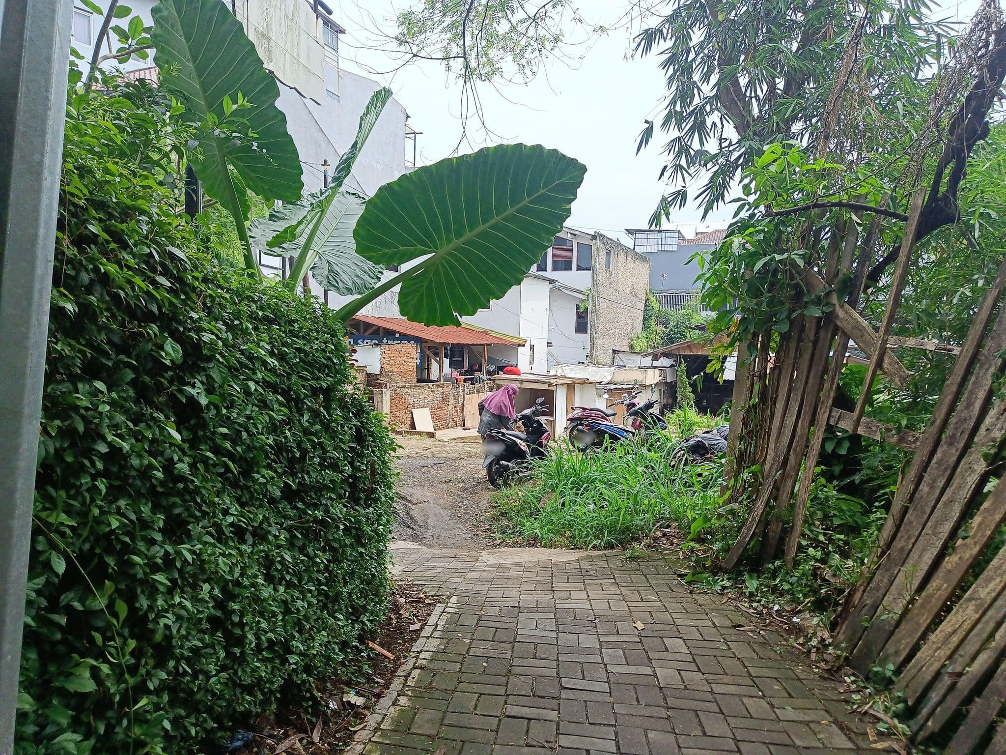 Street view near Airy Pasteur Dangdeur Indah 20 Bandung, Cimahi — © hen0ch (CC BY-SA · Mapillary)