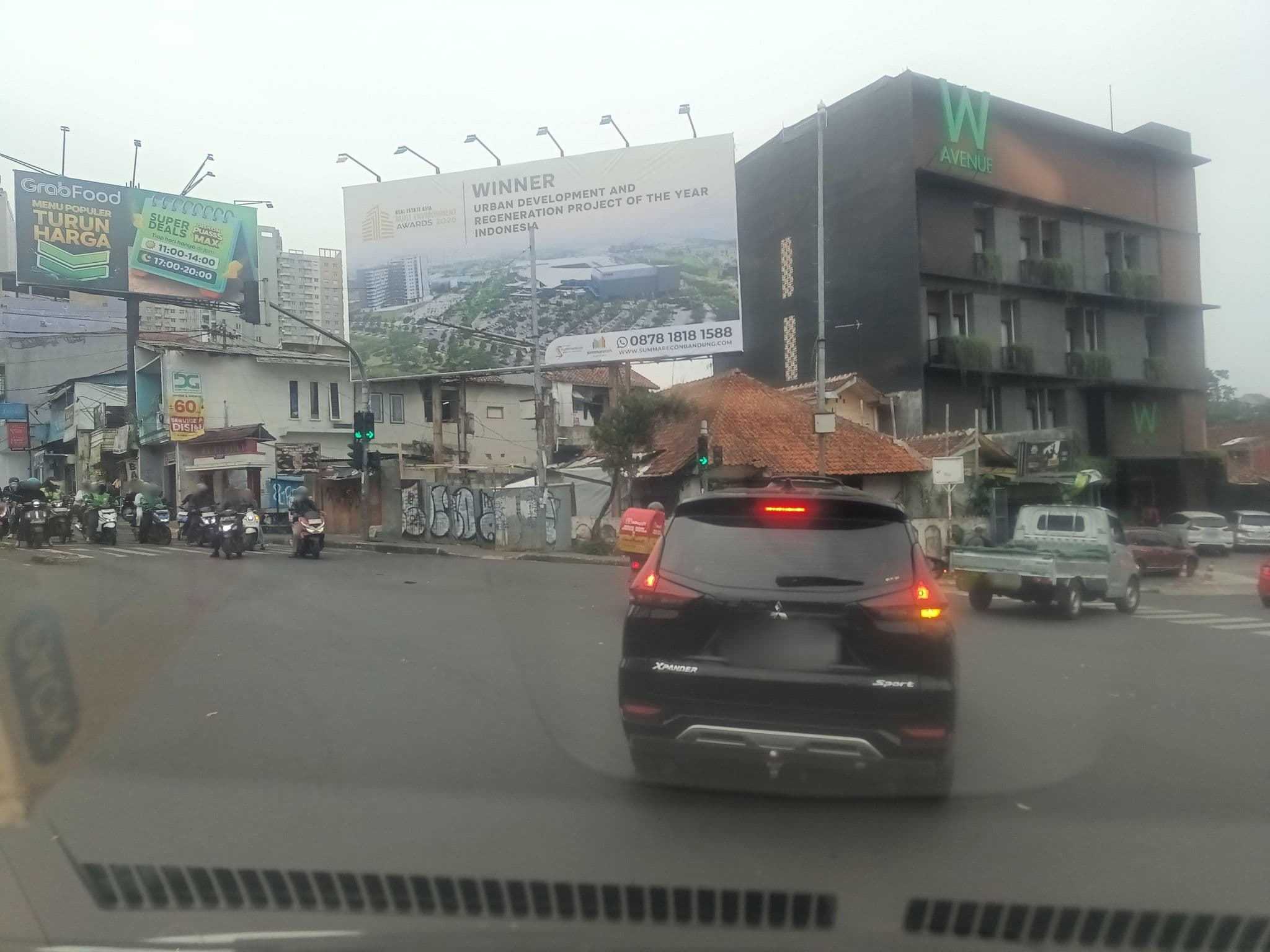 Street view near De Kapten Setiabudi Cottage, Bandung — © hen0ch (CC BY-SA · Mapillary)