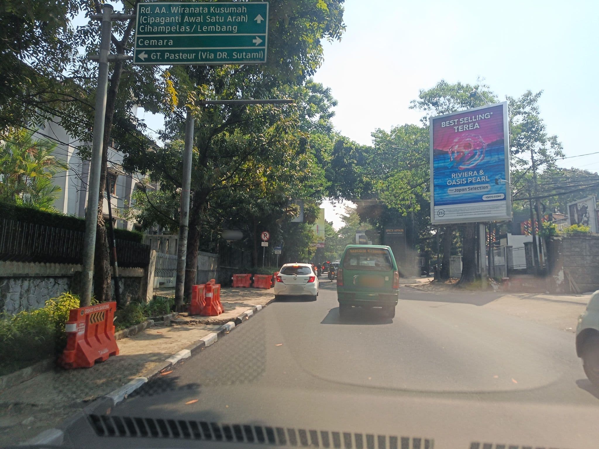 Street view near Hotel Grand Tropic, Bandung — © hen0ch (CC BY-SA · Mapillary)