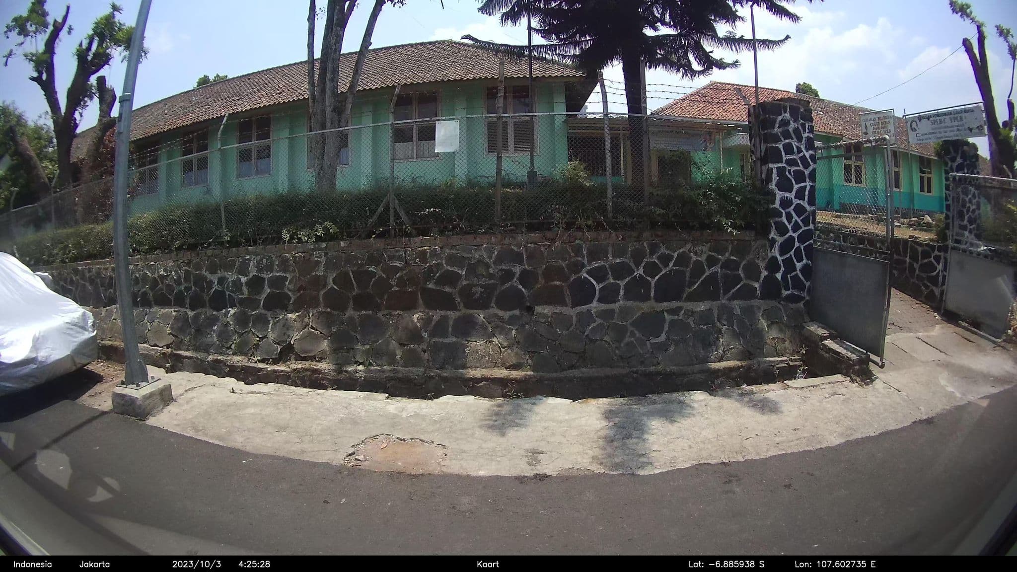 Street view near Vins Family Guest House, Bandung — © kaart_1 (CC BY-SA · Mapillary)