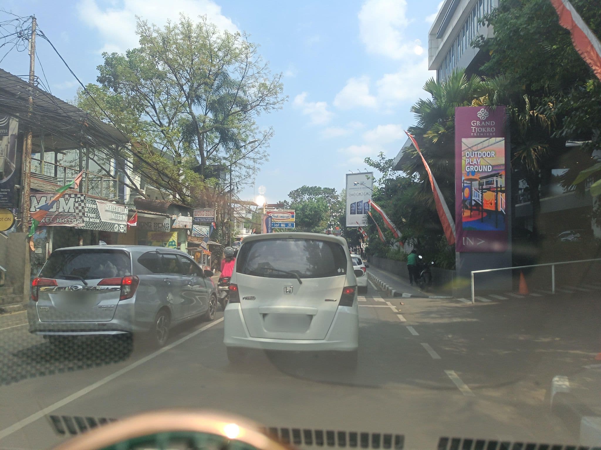 Street view near Grand Tjokro Hotel, Bandung — © hen0ch (CC BY-SA · Mapillary)