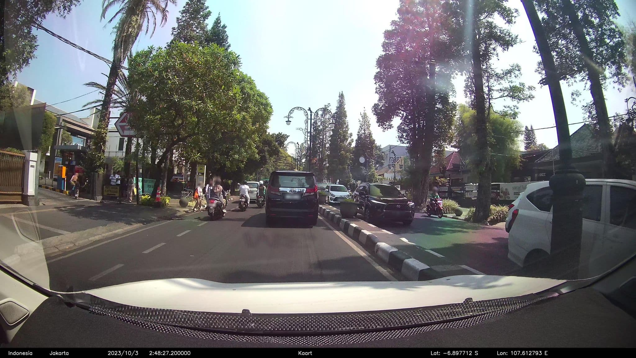 Street view near Sofyan Hotel Betawi, Bandung — © kaart5 (CC BY-SA · Mapillary)