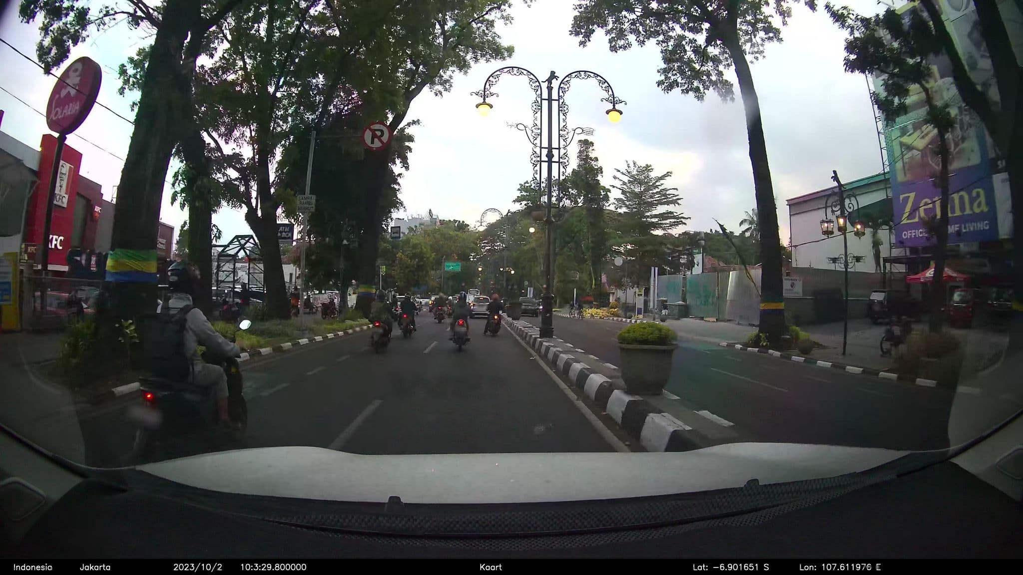 Street view near Crowne Plaza Hotel, Bandung — © kaart5 (CC BY-SA · Mapillary)