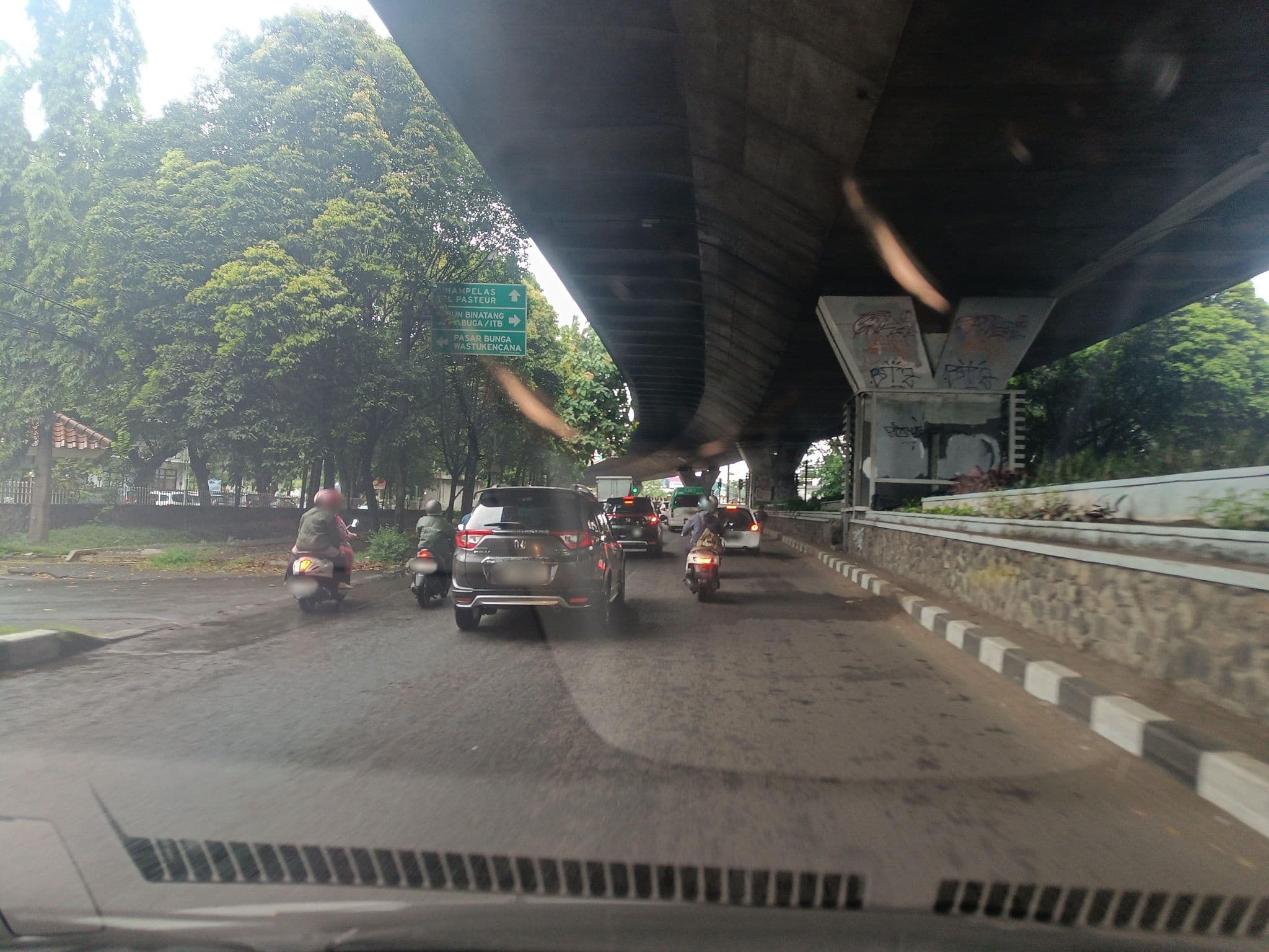 Street view near Ocbc Nisp Sawunggaling, Bandung — © hen0ch (CC BY-SA · Mapillary)