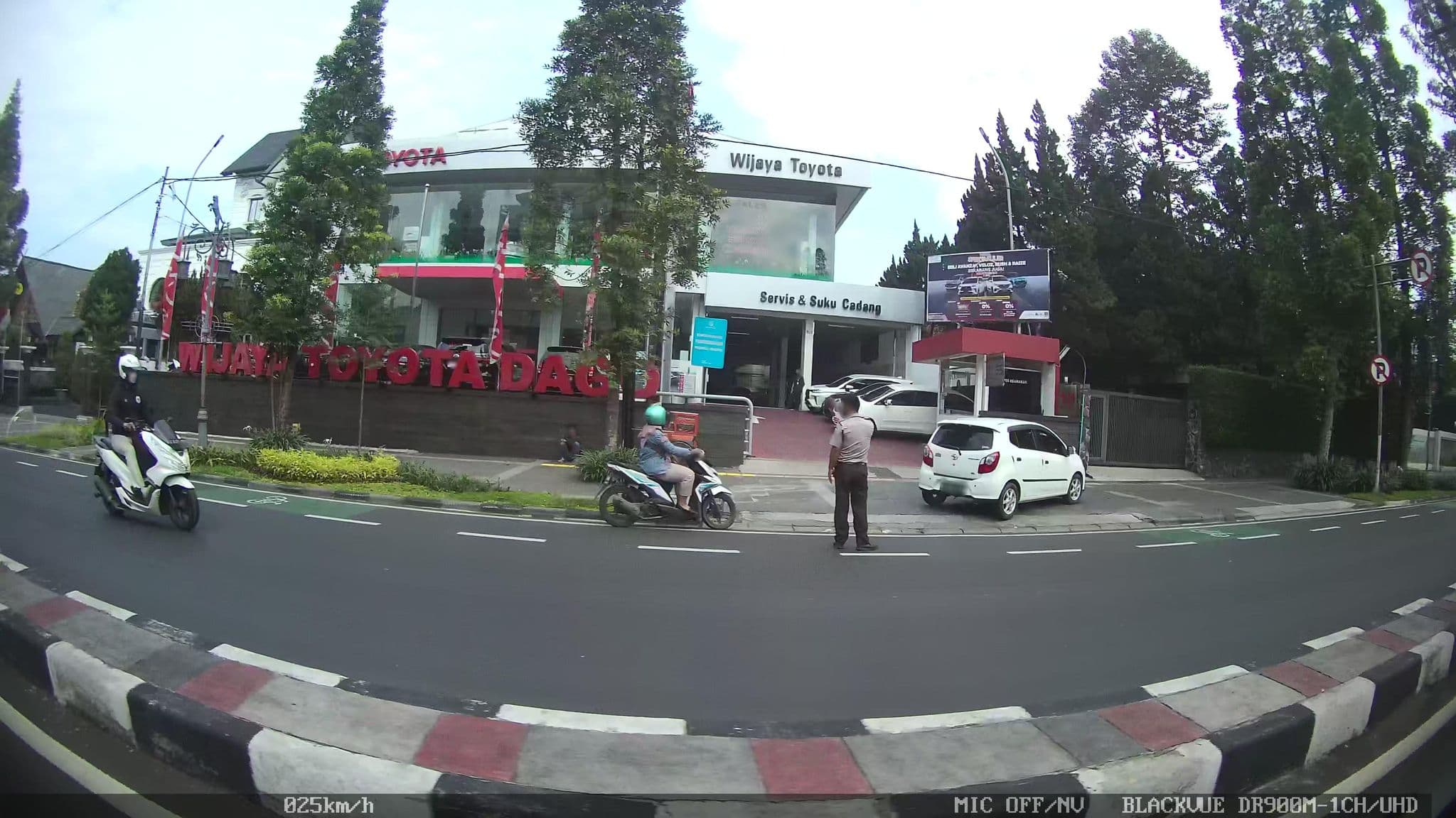 Street view near Geulis boutique  hotel & cafe, Bandung — © kaart5 (CC BY-SA · Mapillary)