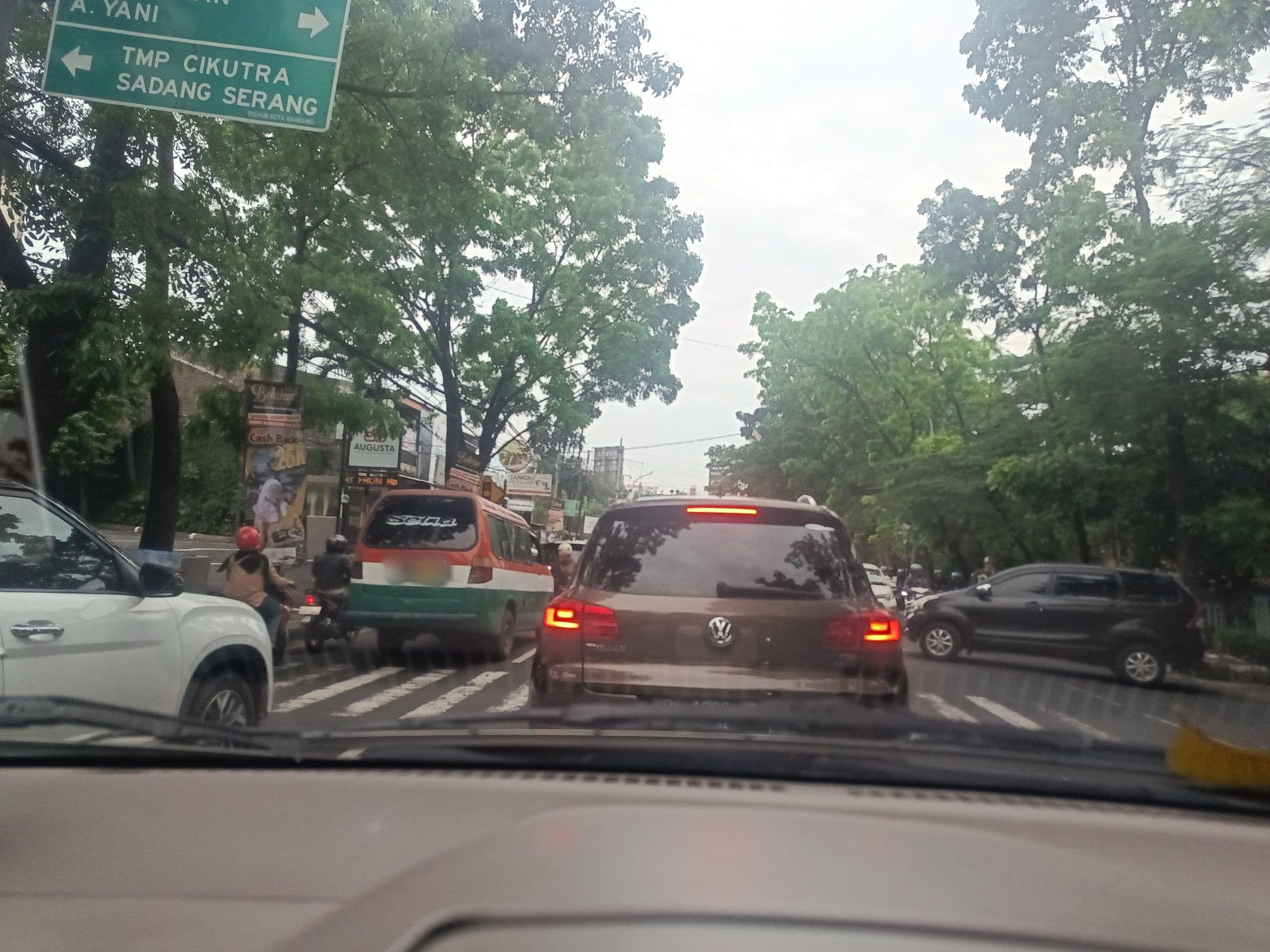 Street view near Airy Cihaurgeulis Surapati 235 Bandung, Bandung — © hen0ch (CC BY-SA · Mapillary)