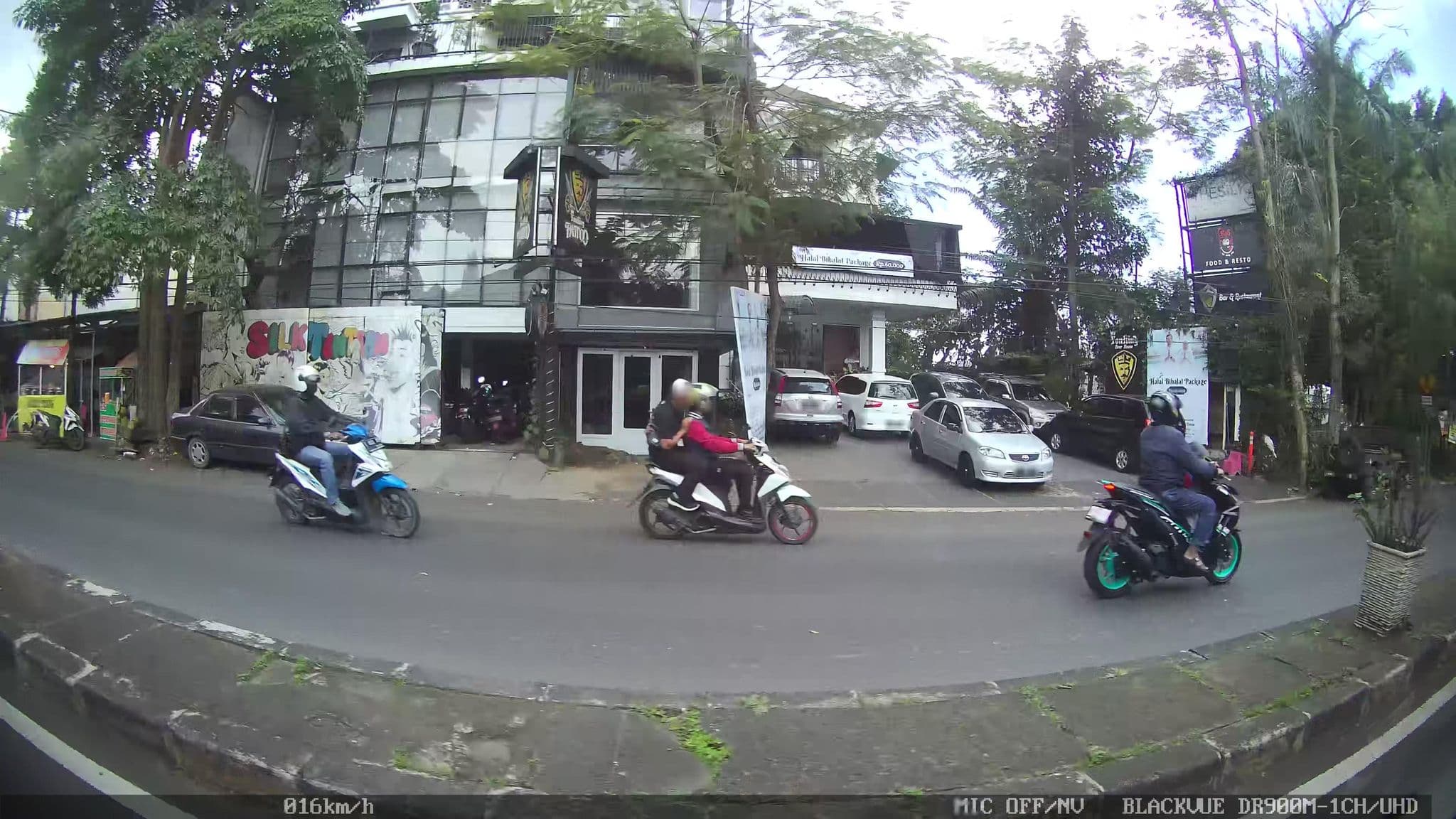 Street view near The Silk Boutique Hotel, Bandung — © kaart5 (CC BY-SA · Mapillary)