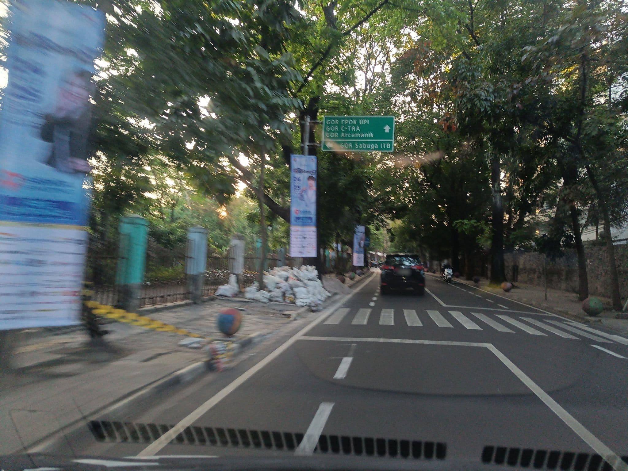 Street view near Hotel cihampelas  2 bandung, Bandung — © hen0ch (CC BY-SA · Mapillary)