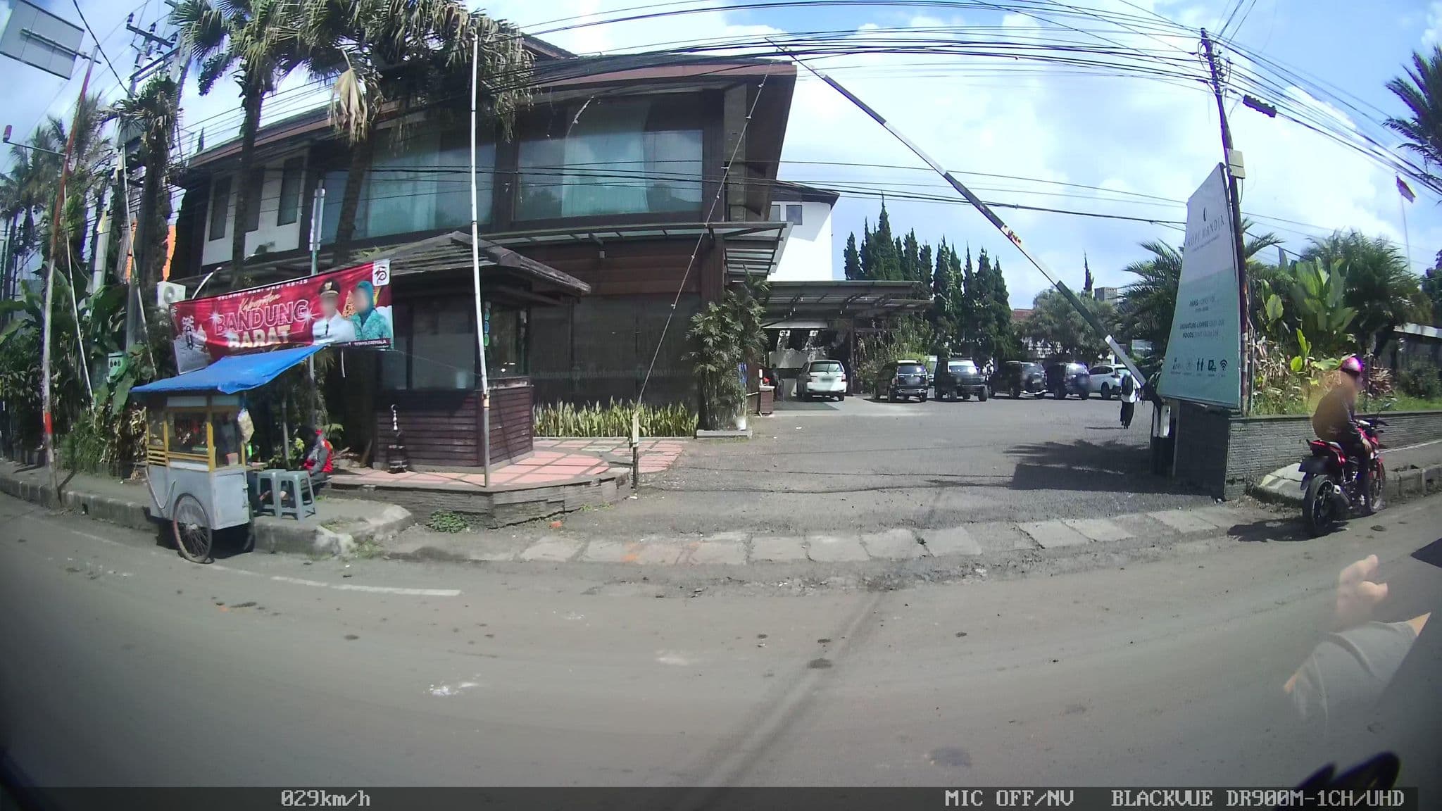 Street view near Penginapan Cemara Asri, Lembang — © kaart_2 (CC BY-SA · Mapillary)