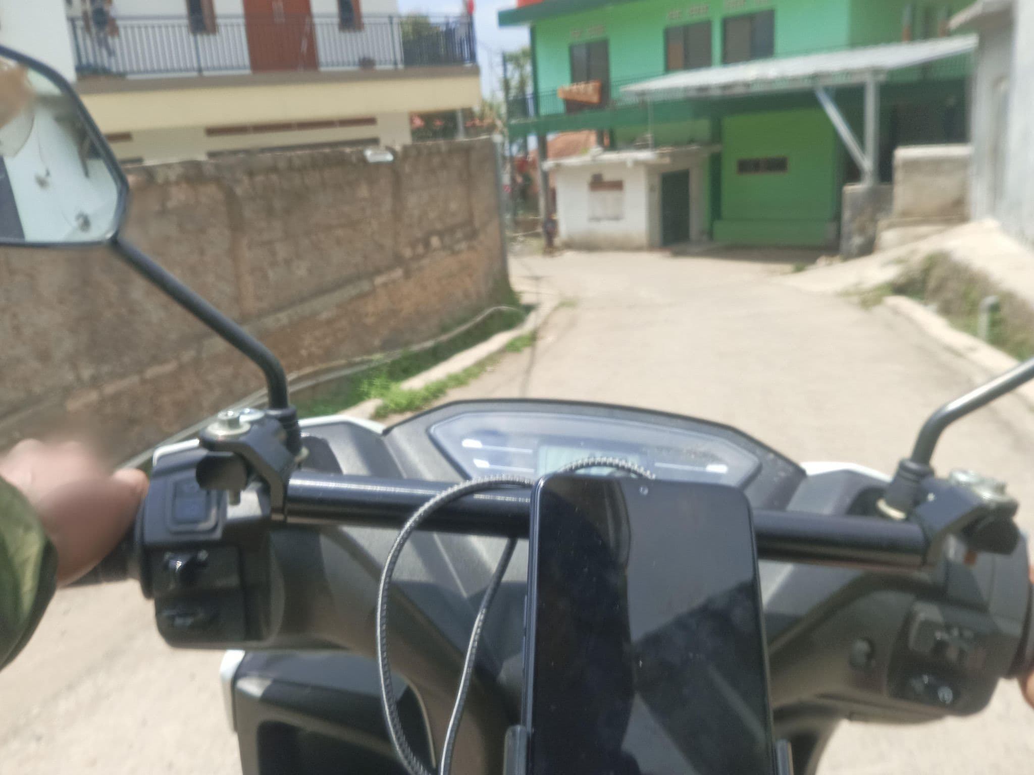 Street view near Villa Gong Gucci, Lembang — © amtpls (CC BY-SA · Mapillary)