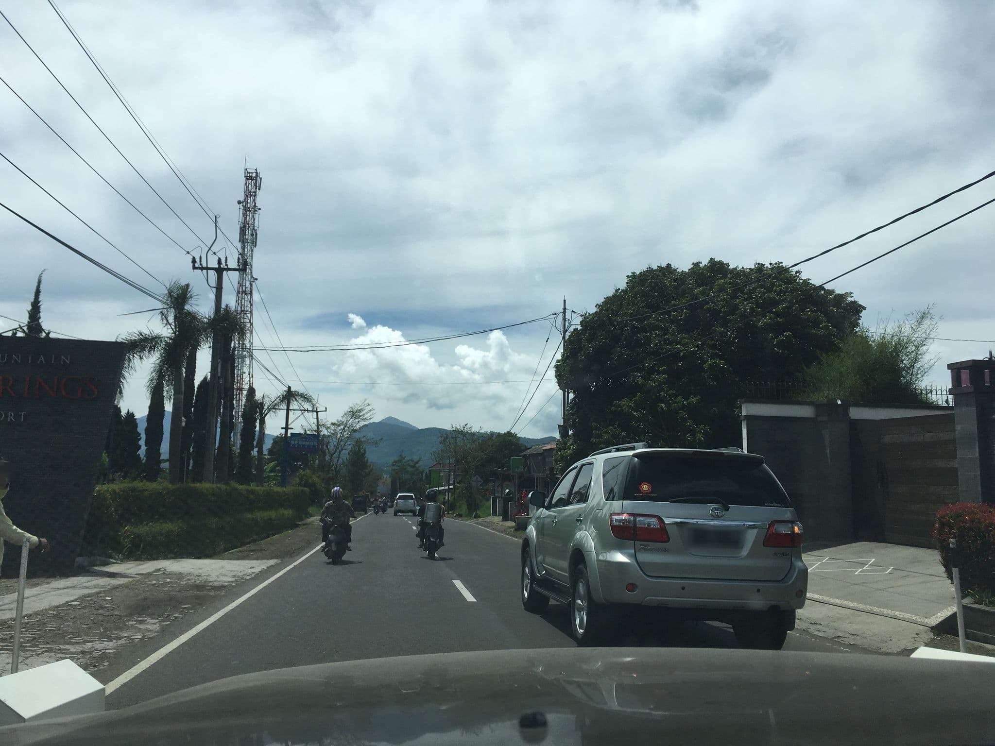 Street view near Grand Paradise Hotel, Lembang — © dgozin (CC BY-SA · Mapillary)