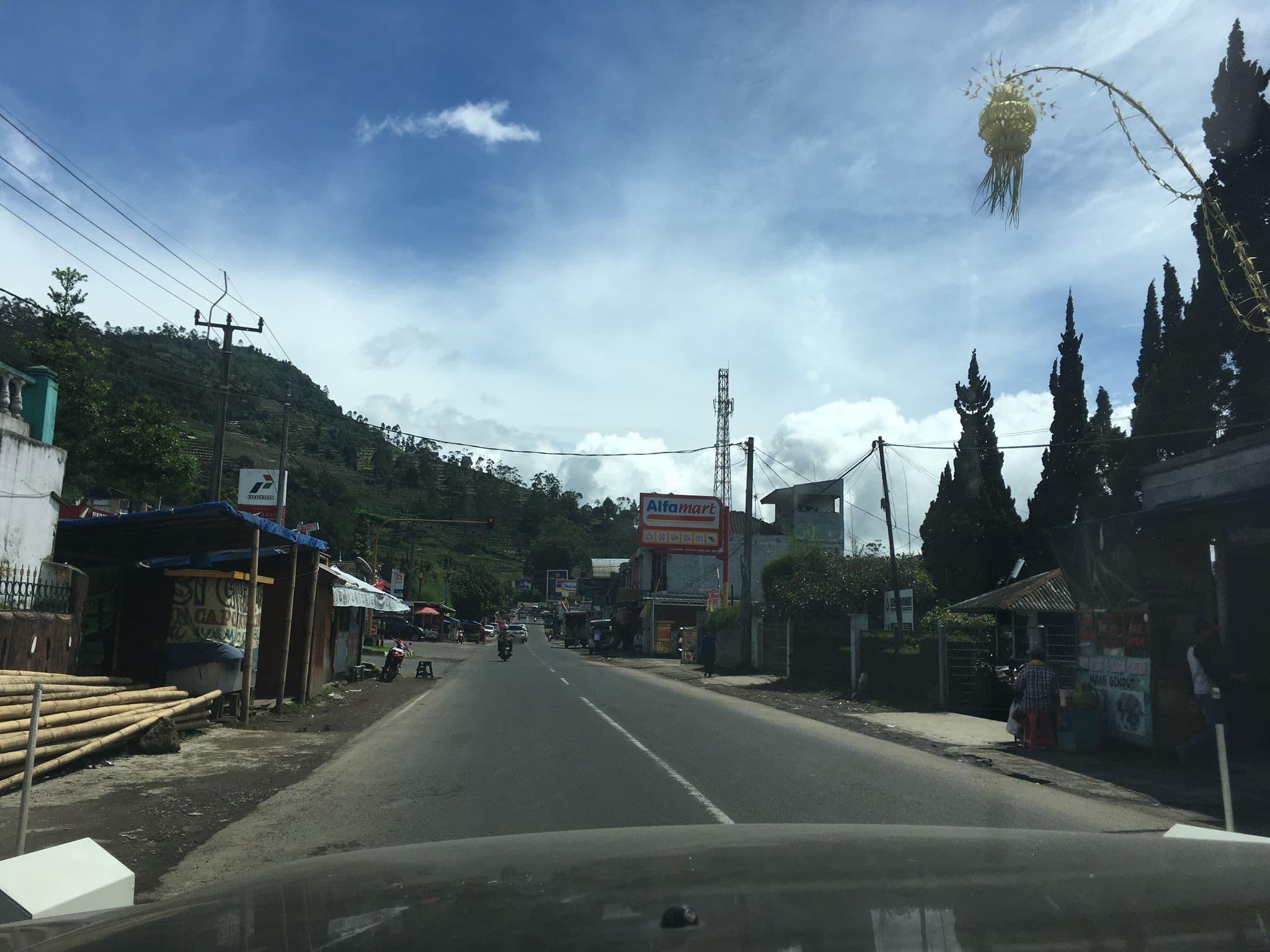 Street view near Hotel Putri Gunung, Lembang — © dgozin (CC BY-SA · Mapillary)