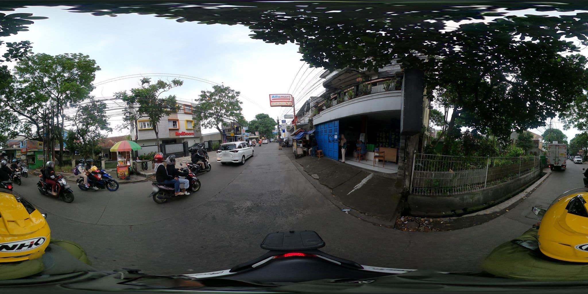 Street view near RedDoorz Near Taman Makam Pahlawan Cikutra (The Sofiyah), Bandung — © Kaart_Local (CC BY-SA · Mapillary)