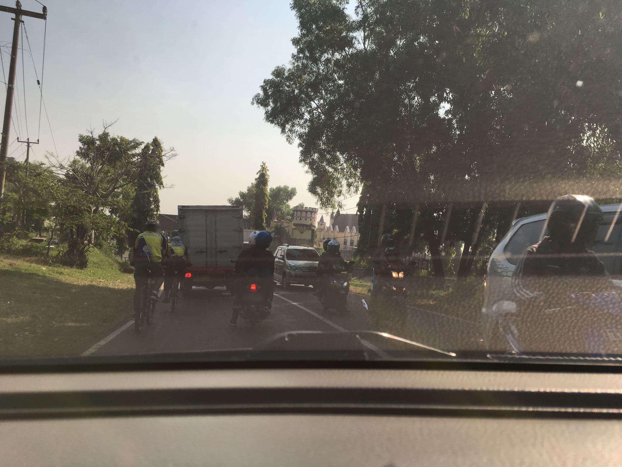 Street view near Desa Alamanis Resort Vila, Sumber — © dgozin (CC BY-SA · Mapillary)