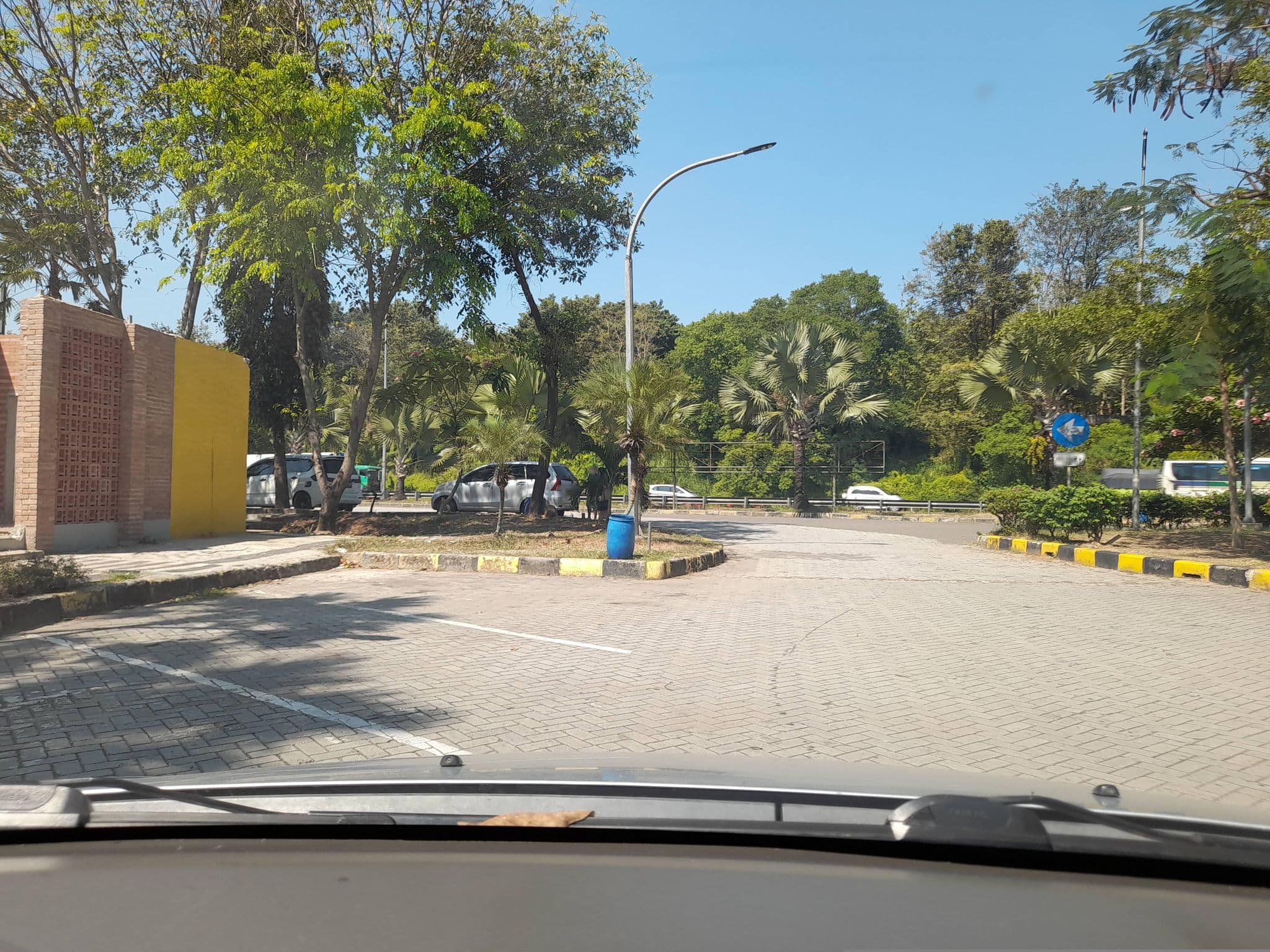Street view near Hotel Cadaka, Cirebon — © Kaart_Local (CC BY-SA · Mapillary)