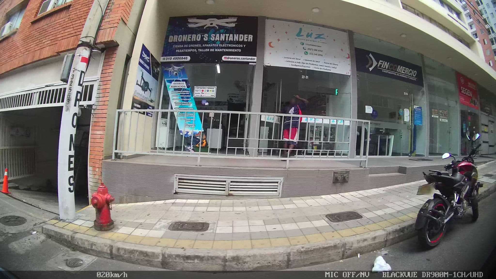 Street view near Hotel Ciudad Bonita, Bucaramanga — © kaart_2 (CC BY-SA · Mapillary)