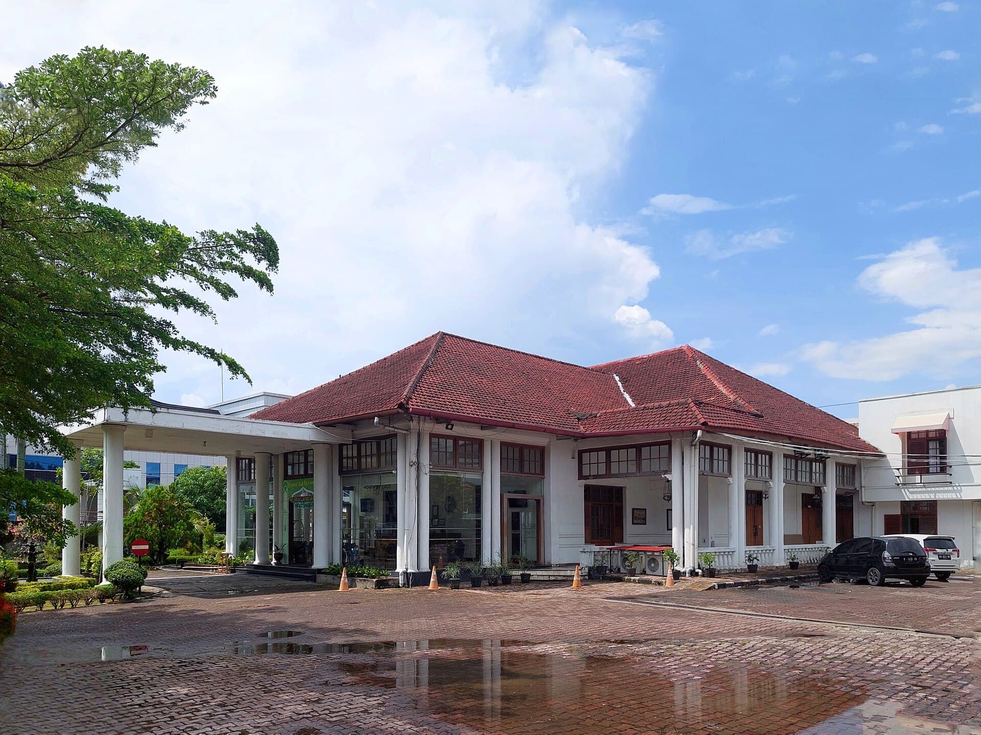 Hotel Padang (via Wikimedia Commons, CC BY-SA 4.0)