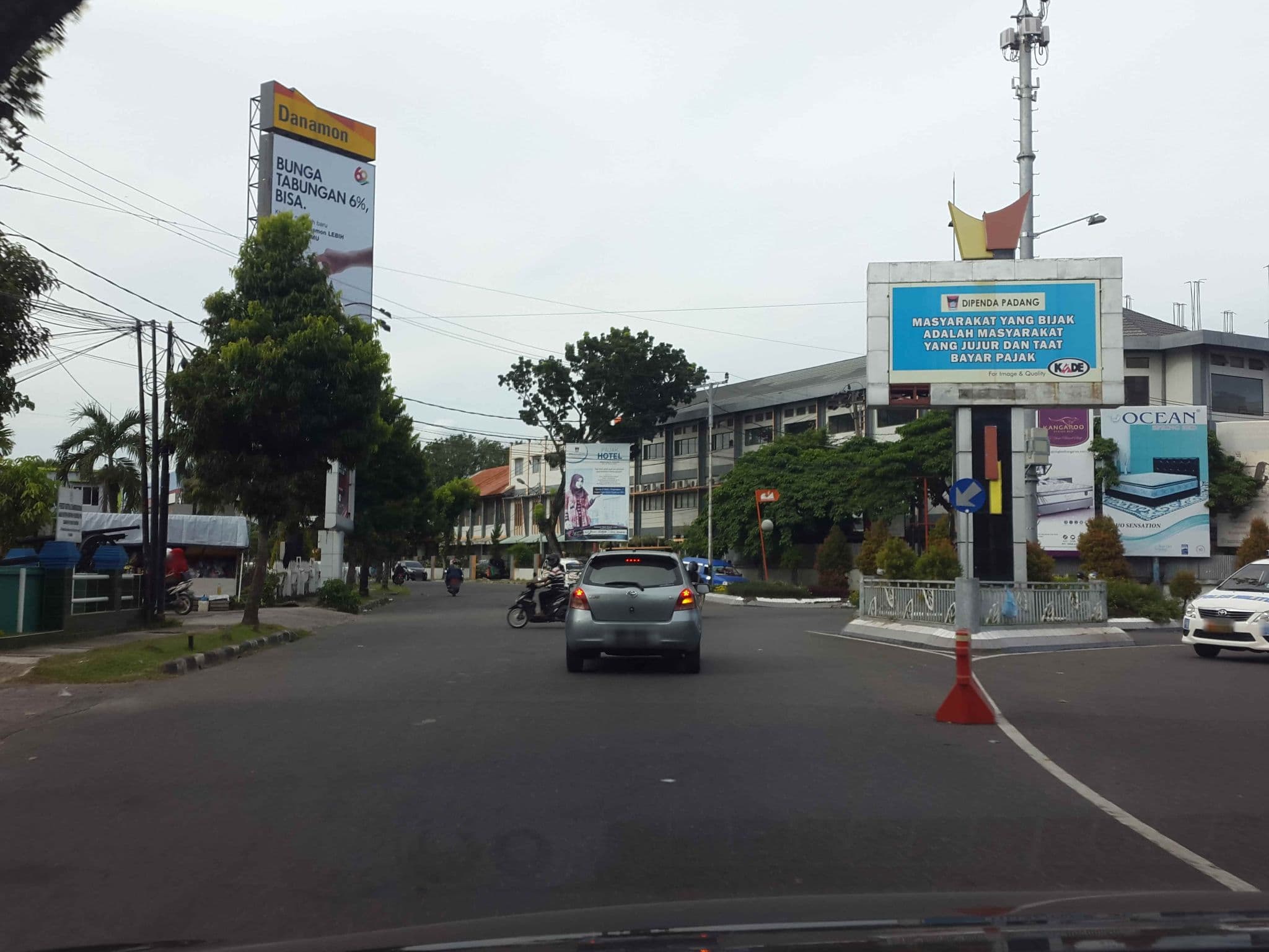 Street view near Hotel Alana ex Hotel Ambacang, Padang — © roadroid (CC BY-SA · Mapillary)