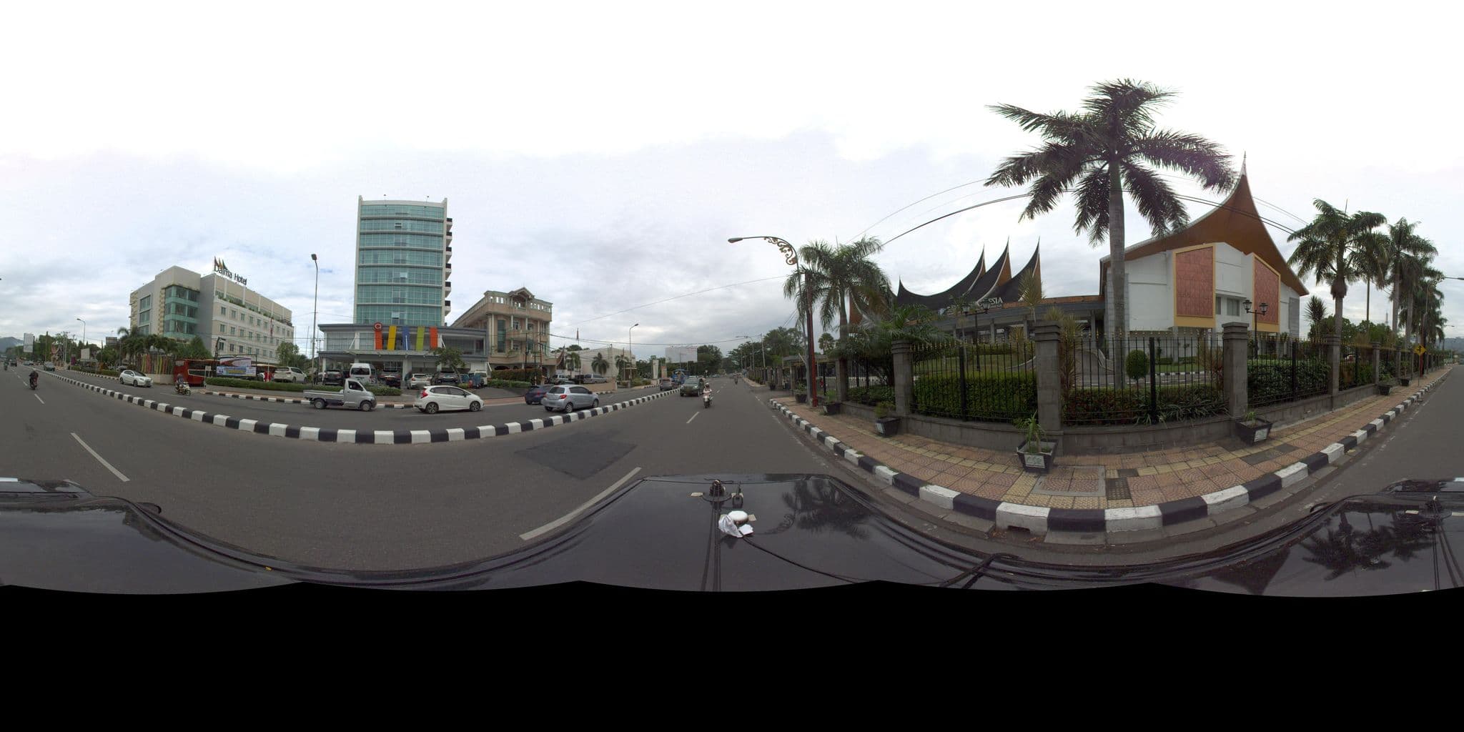 Street view near Hotel Amaris Padang, Padang — © sarahantos (CC BY-SA · Mapillary)