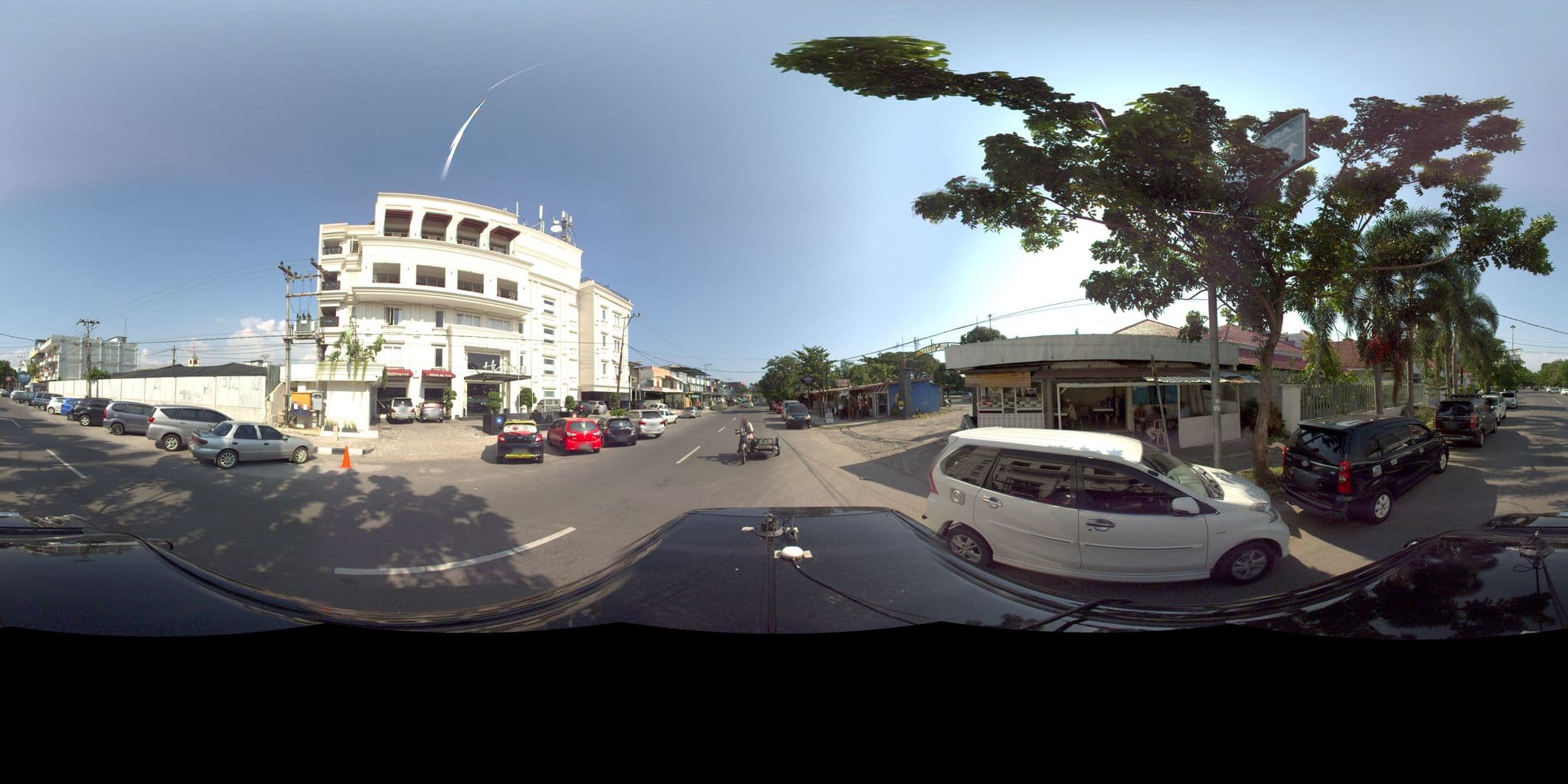 Street view near Hotel Hayam Wuruk, Padang — © sarahantos (CC BY-SA · Mapillary)