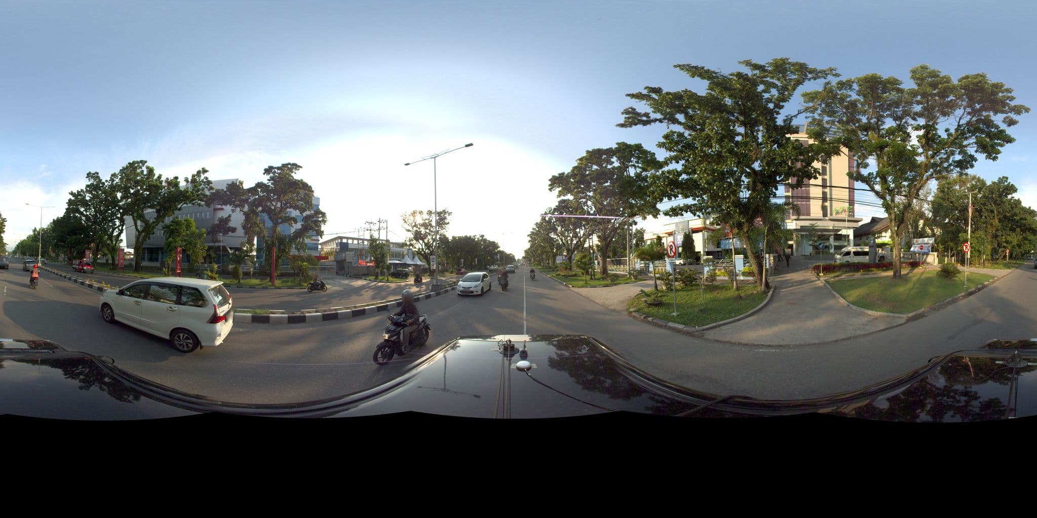 Street view near Whiz Prime Hotel, Padang — © sarahantos (CC BY-SA · Mapillary)