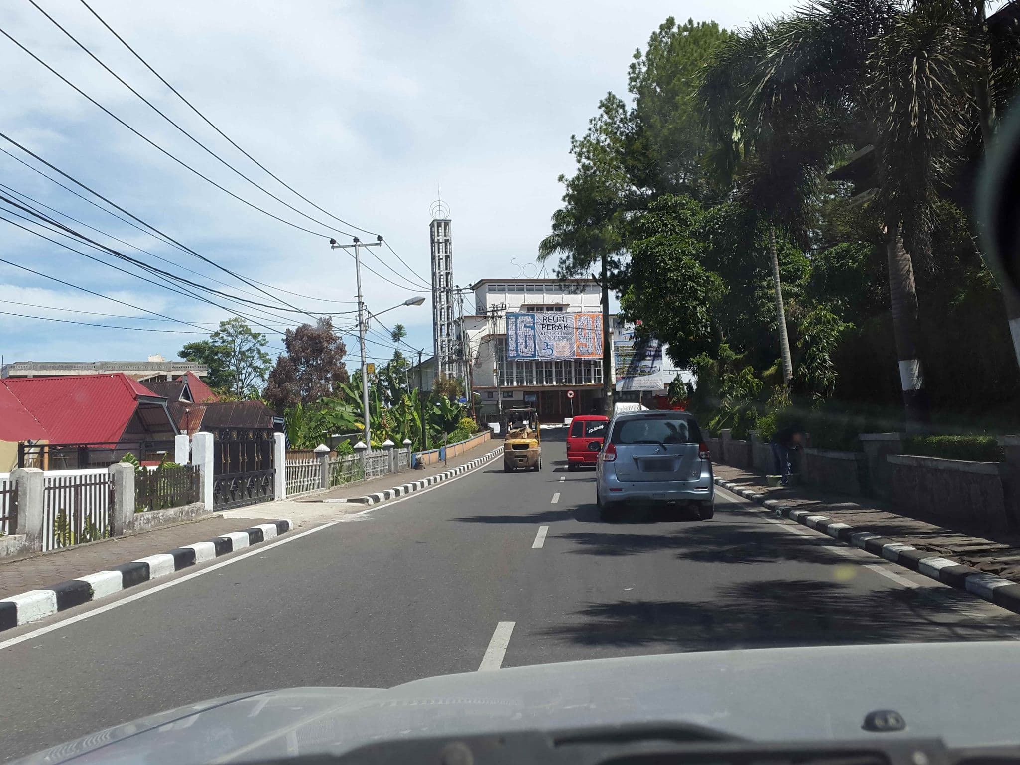 Street view near The Hills Hotel #326, Bukittinggi — © roadroid (CC BY-SA · Mapillary)