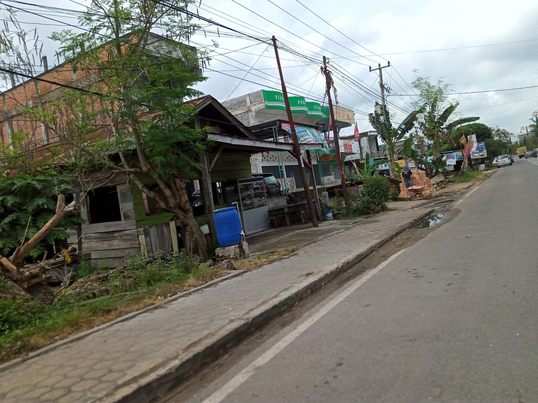 Street view near Hotel Gemilang - Muara Bulian Jambi, Bejubang Dua — © danils (CC BY-SA · Mapillary)